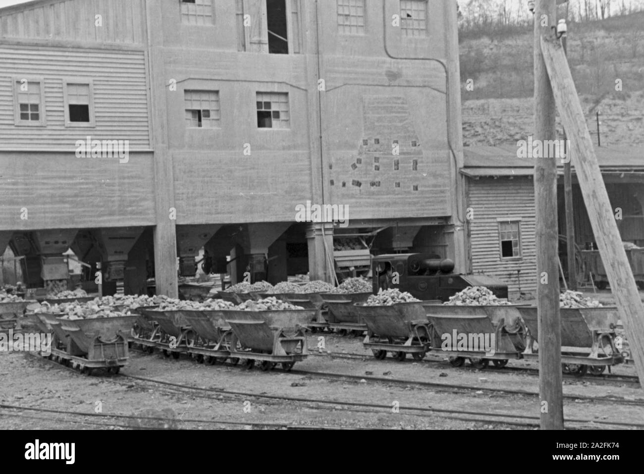 Blick auf die Lorenwagen des Kalksandsteinbruches in Rüdersdorf bei Berlin, Deutschland 1930er Jahre. Per gli autocarri della pietra calcarea pit a Ruedersdorf nei pressi di Berlino, Germania 1930s. Foto Stock