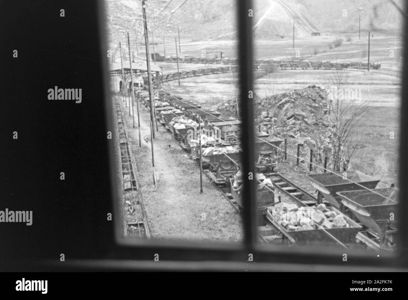 Blick auf die Lorenwagen des Kalksandsteinbruches in Rüdersdorf bei Berlin, Deutschland 1930er Jahre. Per gli autocarri della pietra calcarea pit a Ruedersdorf nei pressi di Berlino, Germania 1930s. Foto Stock