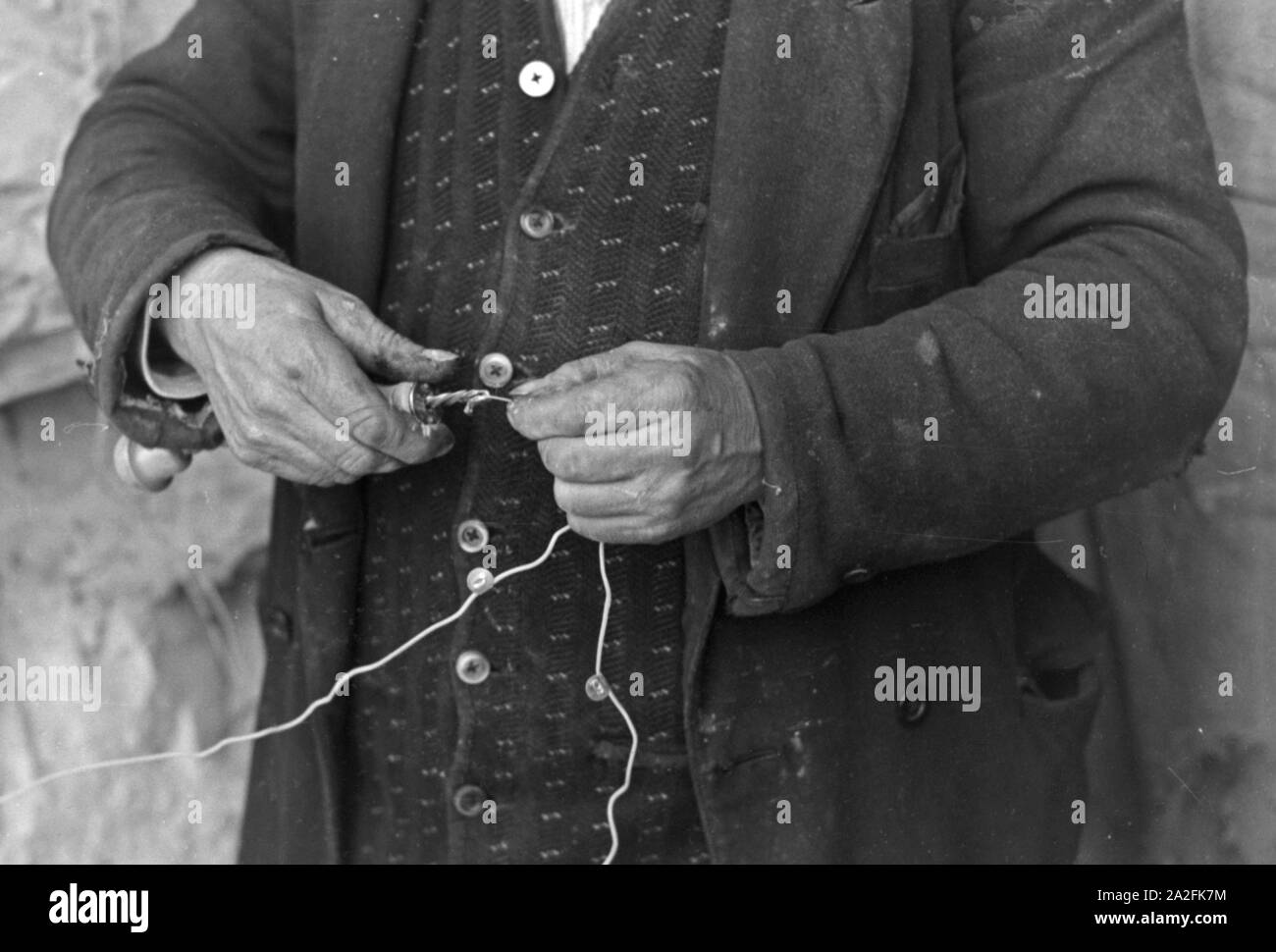 Ein Mitarbeiter im Rüdersdorf Kalksandsteinwerk bereitet eine Sprengung vor, Deutschland 1930er Jahre. Un membro del personale di un mattone con sabbia/calce azienda preparare una sabbiatura, Germania 1930s. Foto Stock