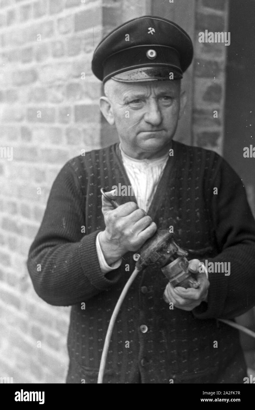 Im Sprengmeister Kalksandsteinwerk Rüdersdorf vor einer Sprengung, Deutschland 1930er Jahre. Shotfirer di un mattone con sabbia/calce azienda appena prima di un brillamento, Germania 1930s. Foto Stock