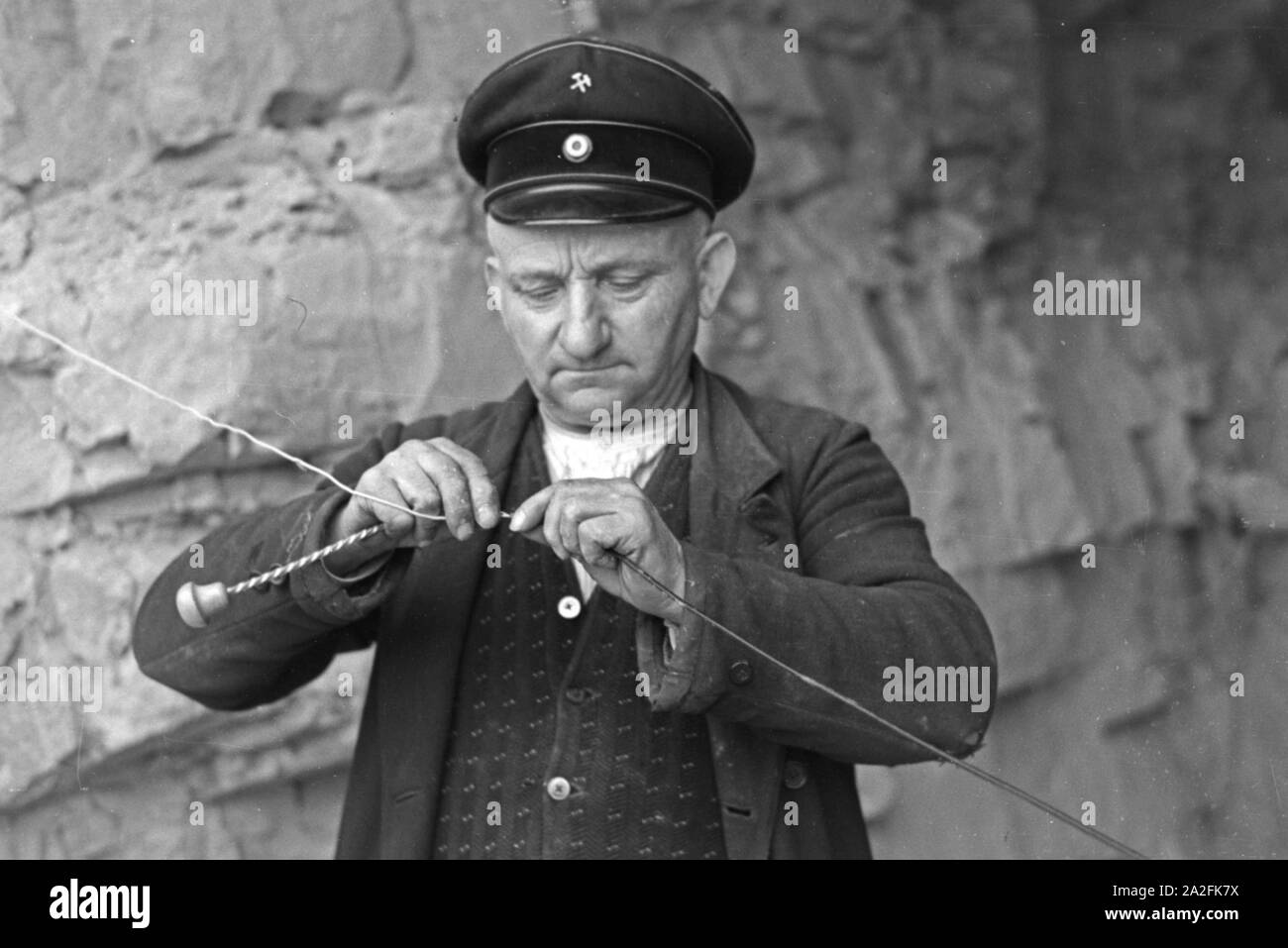 Ein Mitarbeiter im Rüdersdorf Kalksandsteinwerk bereitet eine Sprengung vor, Deutschland 1930er Jahre. Un membro del personale di un mattone con sabbia/calce azienda preparare una sabbiatura, Germania 1930s. Foto Stock