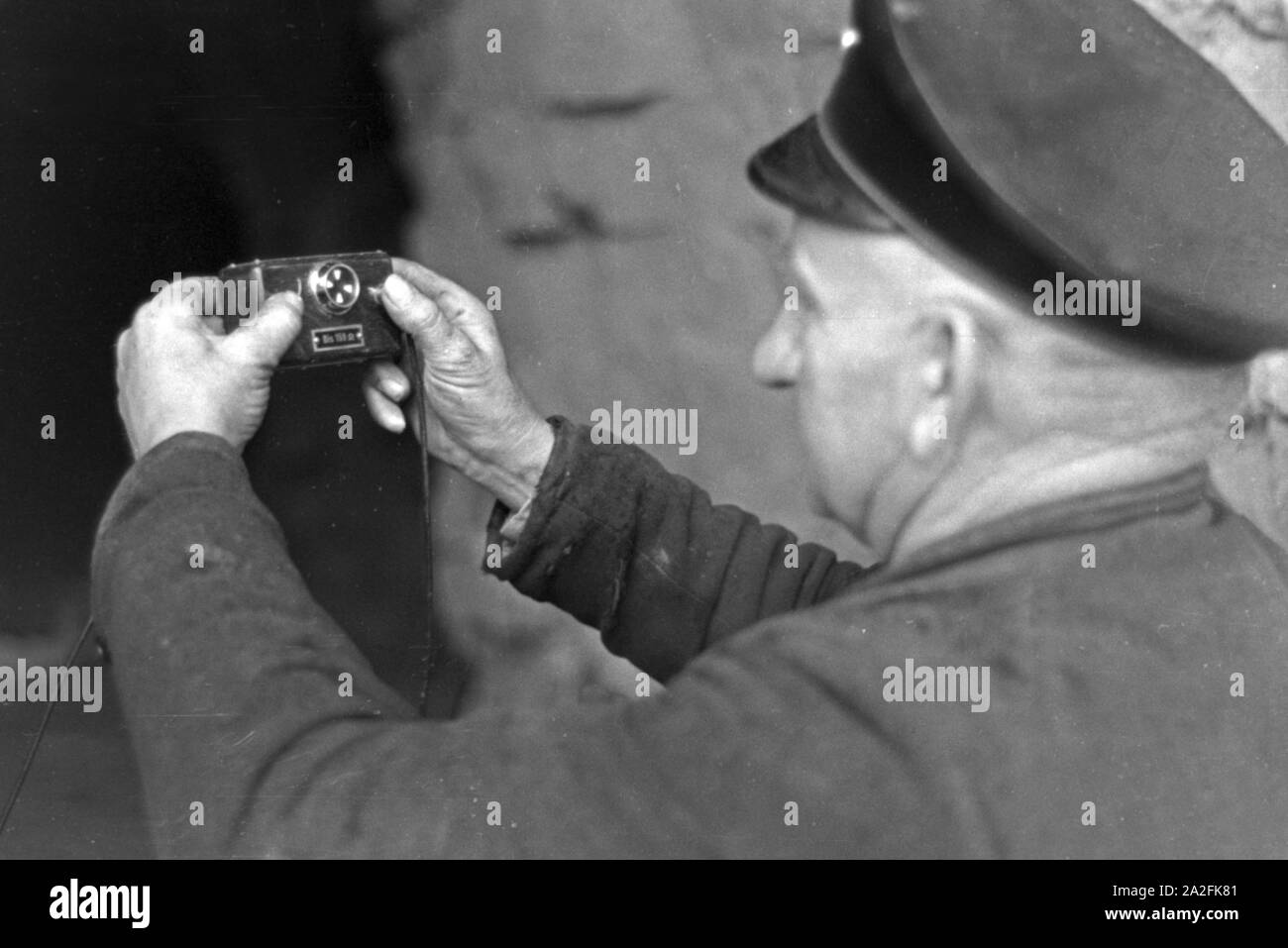 Ein Mitarbeiter im Rüdersdorf Kalksandsteinwerk bereitet eine Sprengung vor, Deutschland 1930er Jahre. Un membro del personale di un mattone con sabbia/calce azienda preparare una sabbiatura, Germania 1930s. Foto Stock