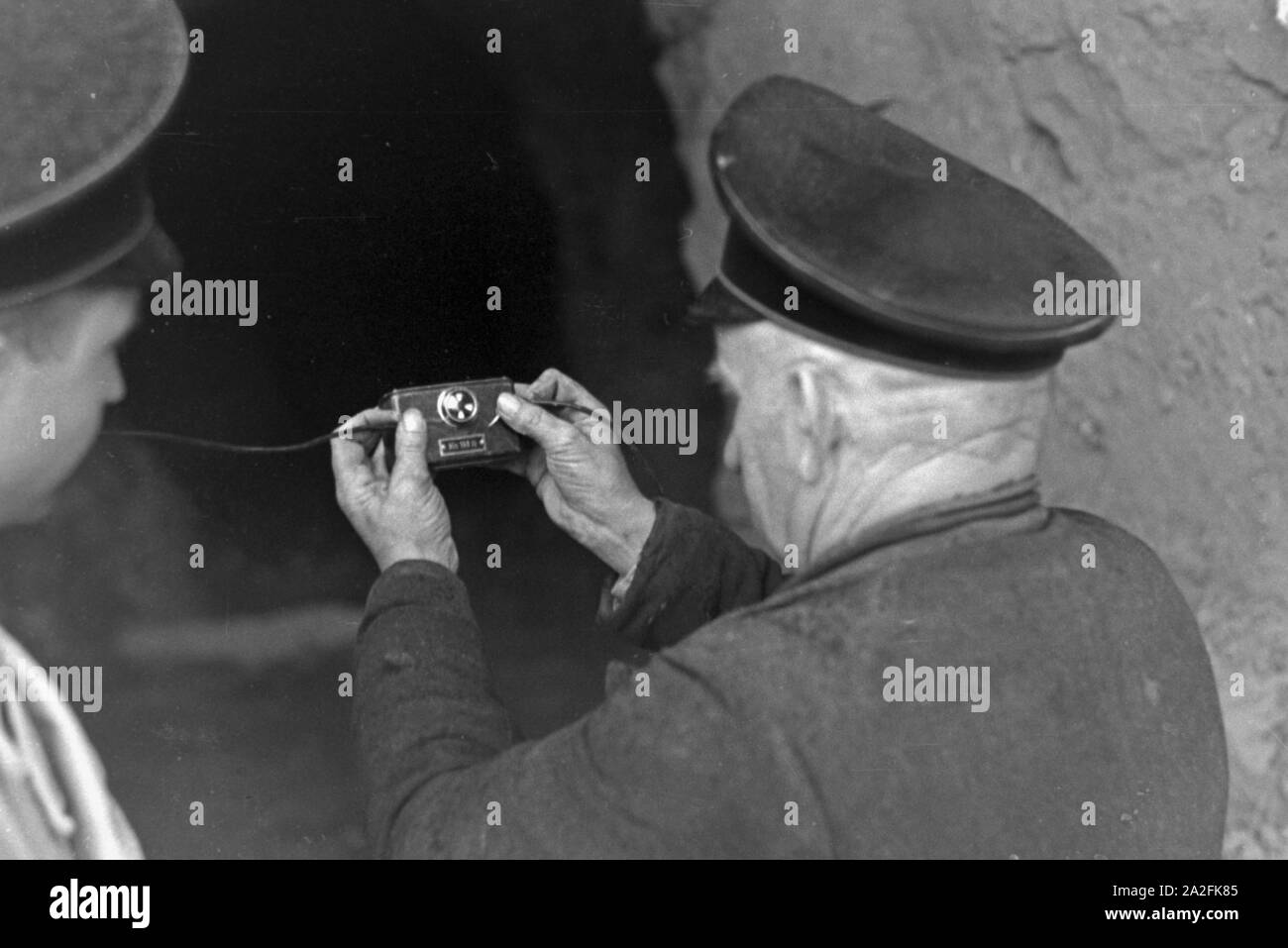 Ein Mitarbeiter im Rüdersdorf Kalksandsteinwerk bereitet eine Sprengung vor, Deutschland 1930er Jahre. Un membro del personale di un mattone con sabbia/calce azienda preparare una sabbiatura, Germania 1930s. Foto Stock