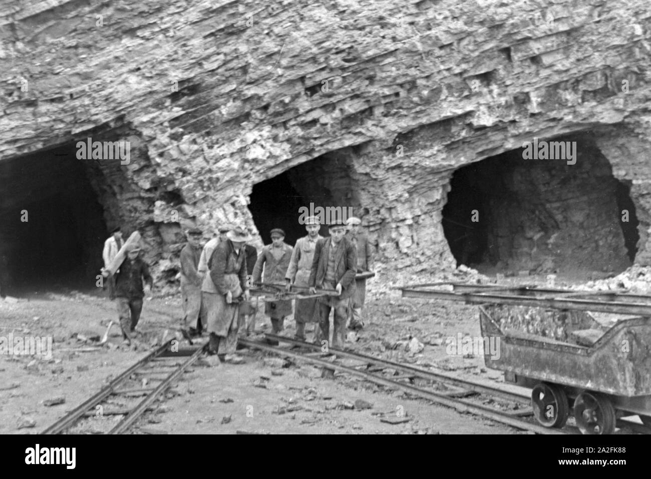 Mitarbeiter im Rüdersdorf Kalksandsteinwerk bereiten eine Sprengung vor, Deutschland 1930er Jahre. I membri del personale di un mattone con sabbia/calce azienda preparare una sabbiatura, Germania 1930s. Foto Stock