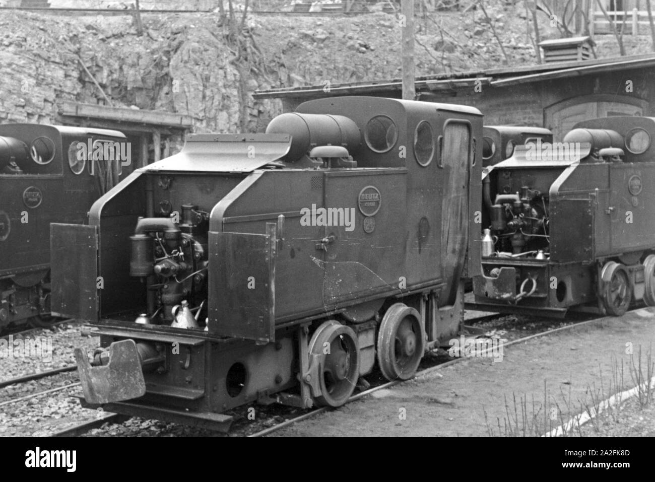Blick auf die Lokomotiven für die Lorenwagen des Kalksandsteinbruches in Rüdersdorf bei Berlin, Deutschland 1930er Jahre. Visualizzare per i locomotori per camion treni della pietra calcarea pit a Ruedersdorf nei pressi di Berlino, Germania 1930s. Foto Stock