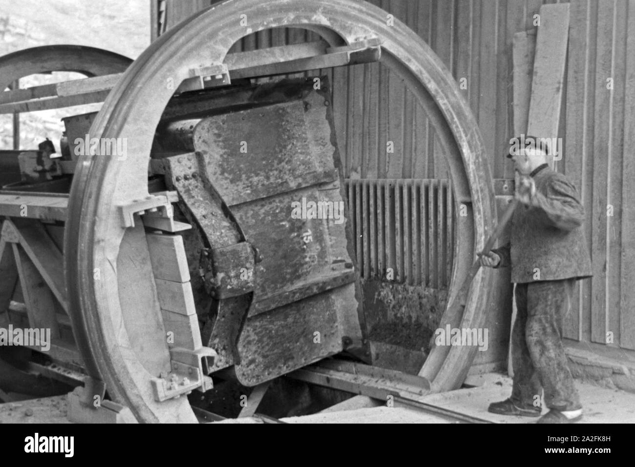 Mitarbeiter im Rüdersdorf Kalksandsteinwerk bereiten eine Sprengung vor, Deutschland 1930er Jahre. I membri del personale di un mattone con sabbia/calce azienda preparare una sabbiatura, Germania 1930s. Foto Stock