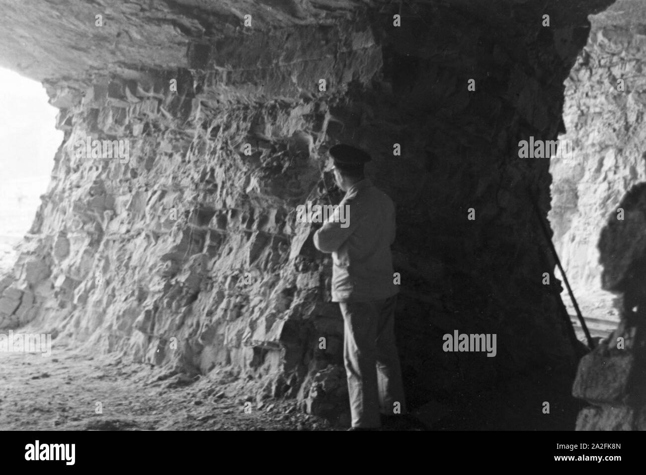 Ein Mitarbeiter im Rüdersdorf Kalksandsteinwerk bereitet eine Sprengung vor, Deutschland 1930er Jahre. Un membro del personale di un mattone con sabbia/calce azienda preparare una sabbiatura, Germania 1930s. Foto Stock