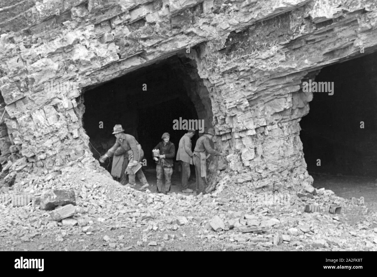 Mitarbeiter im Rüdersdorf Kalksandsteinwerk bereitet eine Sprengung vor, Deutschland 1930er Jahre. I membri del personale di un mattone con sabbia/calce azienda preparare una sabbiatura, Germania 1930s. Foto Stock