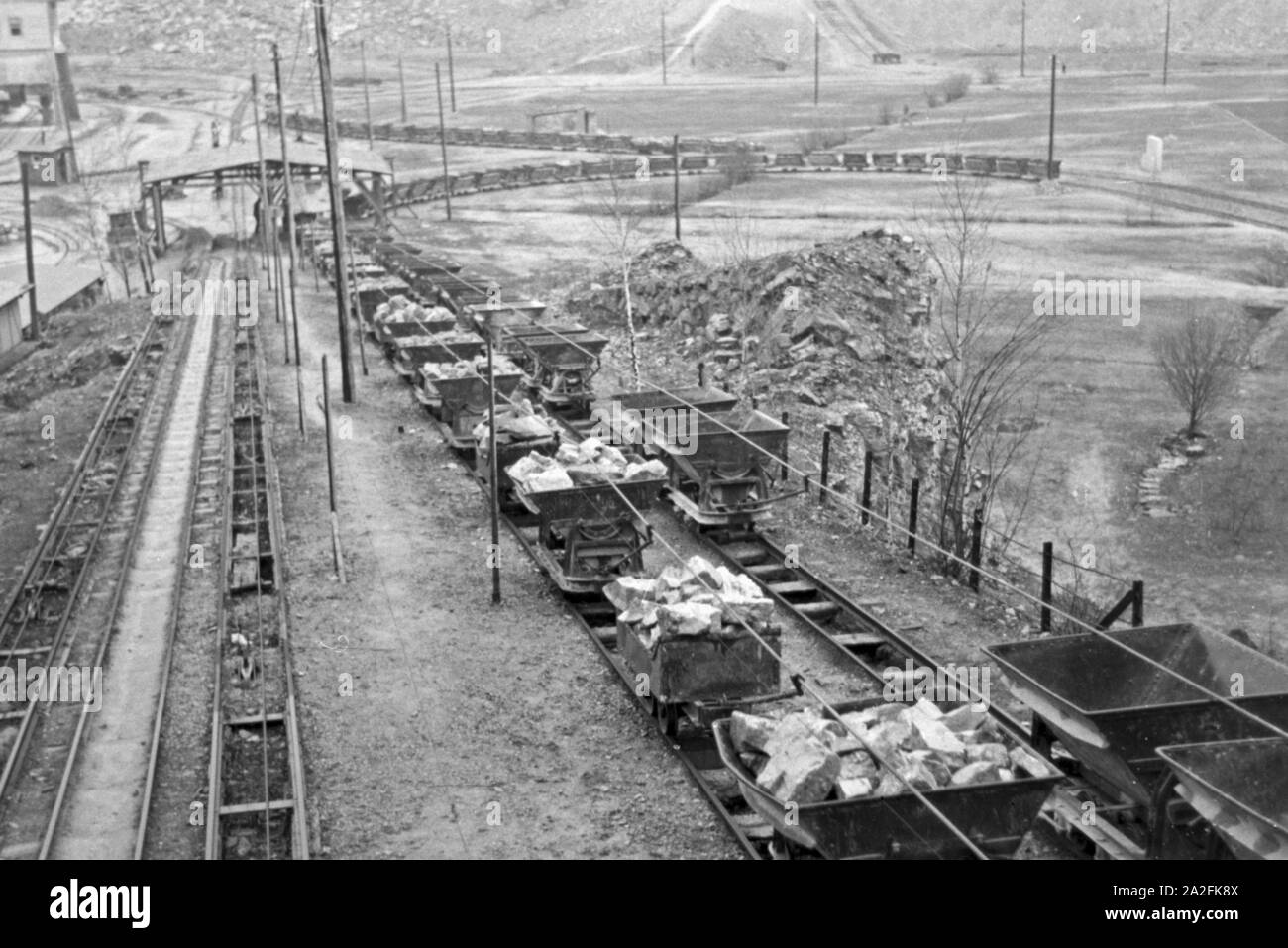 Blick auf die Lorenwagen des Kalksandsteinbruches in Rüdersdorf bei Berlin, Deutschland 1930er Jahre. Per gli autocarri della pietra calcarea pit a Ruedersdorf nei pressi di Berlino, Germania 1930s. Foto Stock