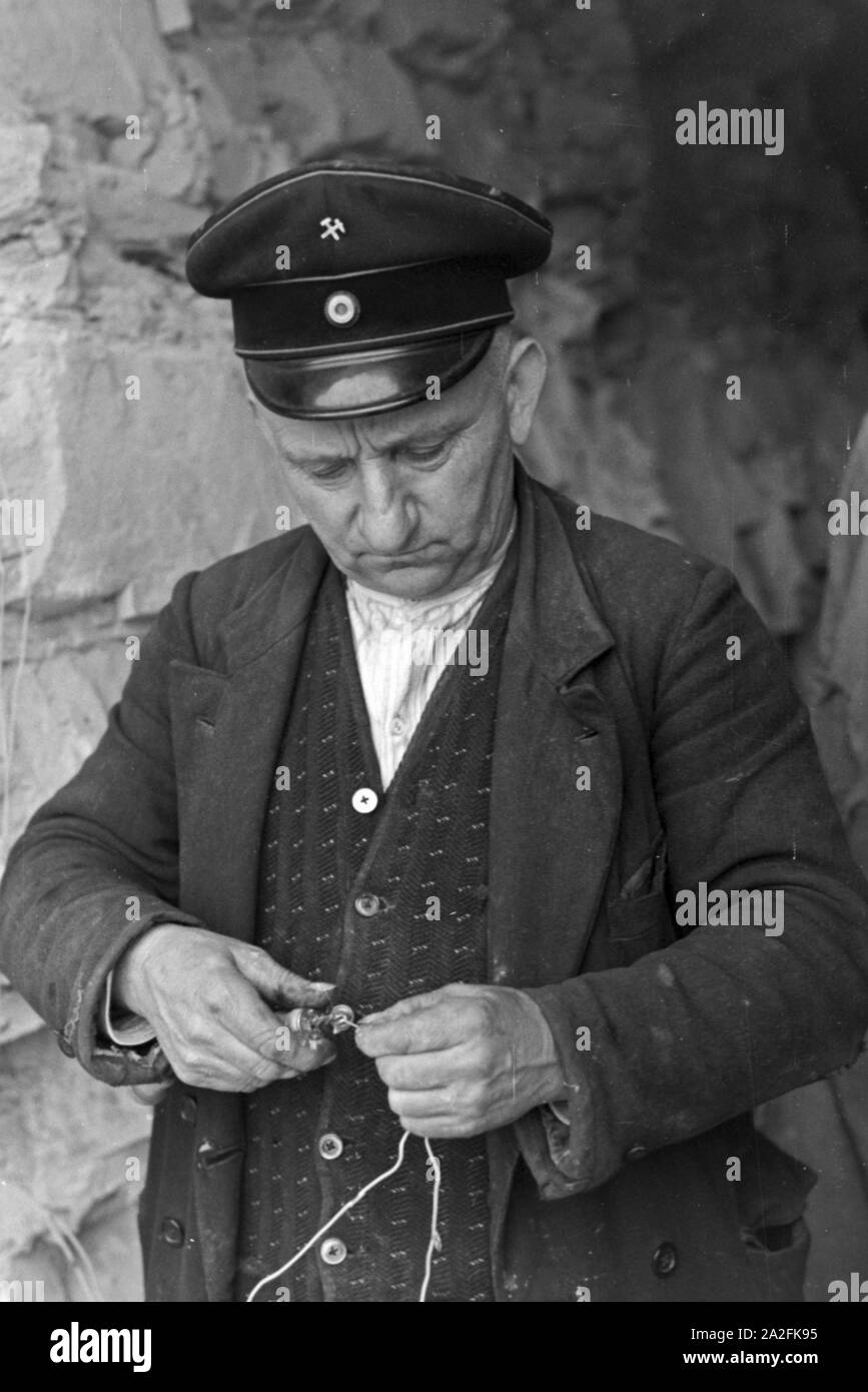 Ein Mitarbeiter im Rüdersdorf Kalksandsteinwerk bereitet eine Sprengung vor, Deutschland 1930er Jahre. Un membro del personale di un mattone con sabbia/calce azienda preparare una sabbiatura, Germania 1930s. Foto Stock