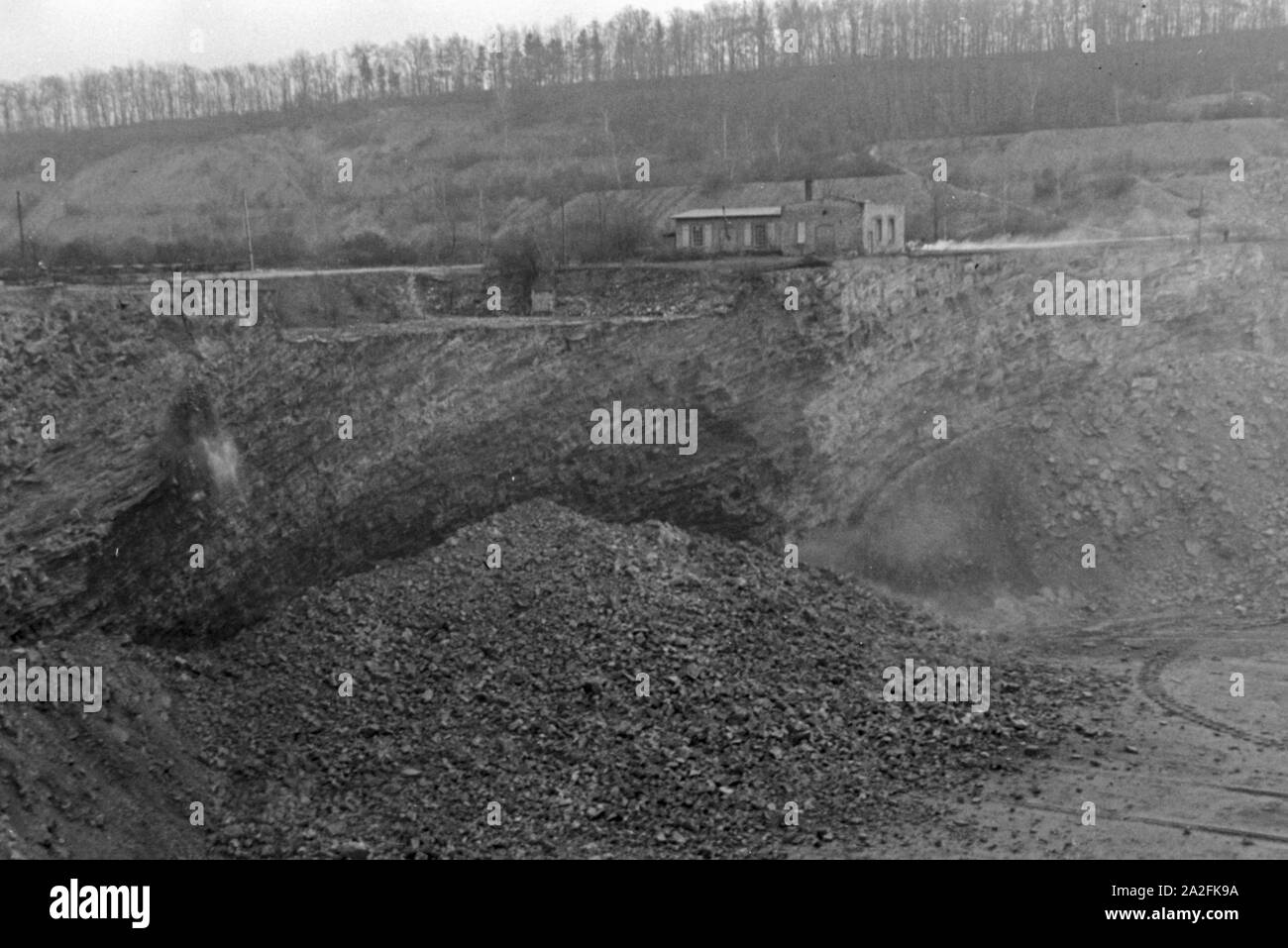 Kalksandsteinwerk Rüdersdorf nach einer Sprengung vor, Deutschland 1930er Jahre. Un Mattone con sabbia/calce società dopo una sabbiatura, Germania 1930s. Foto Stock