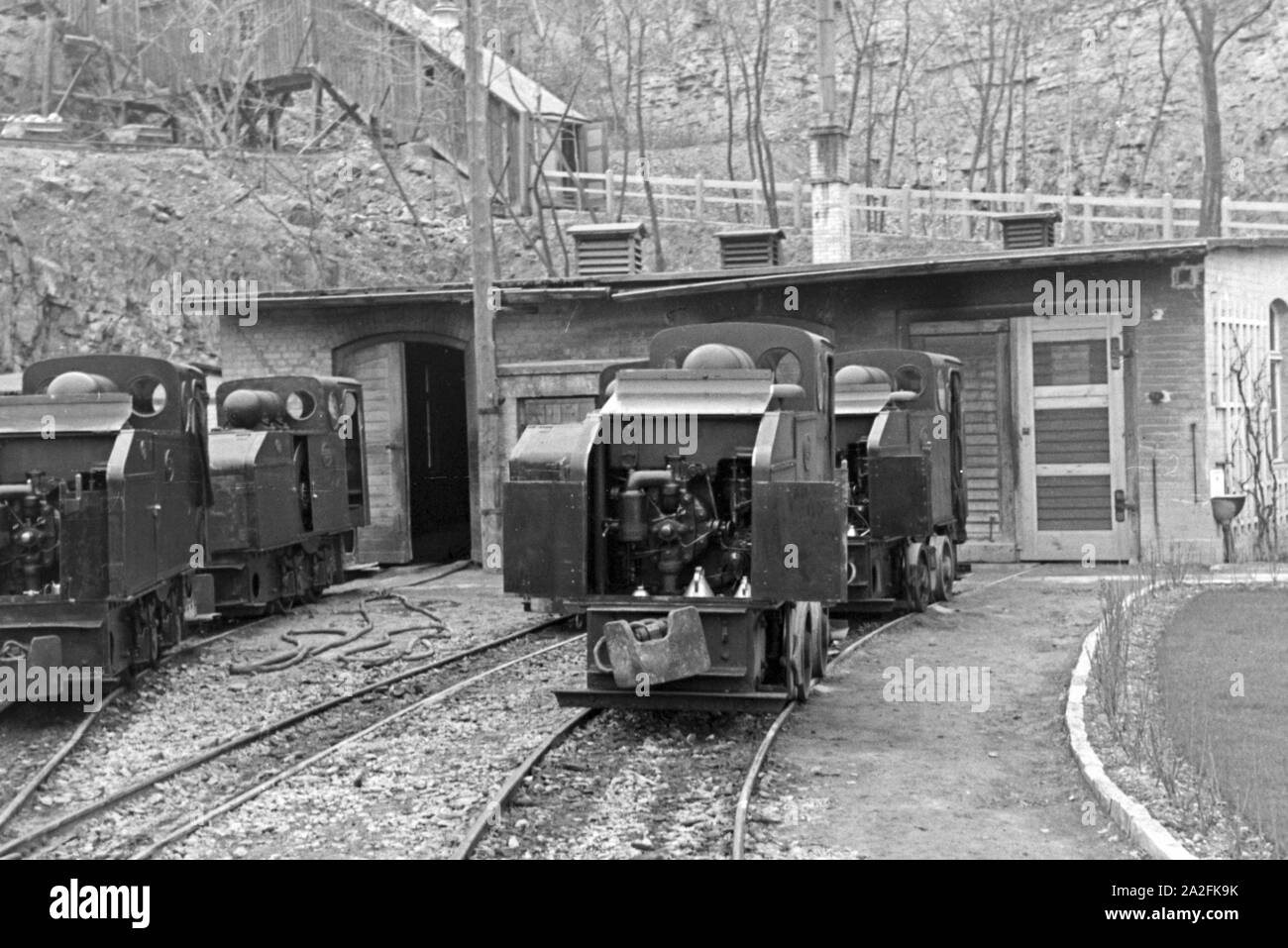 Blick auf die Lokomotiven für die Lorenwagen des Kalksandsteinbruches in Rüdersdorf bei Berlin, Deutschland 1930er Jahre. Visualizzare per i locomotori per camion treni della pietra calcarea pit a Ruedersdorf nei pressi di Berlino, Germania 1930s. Foto Stock