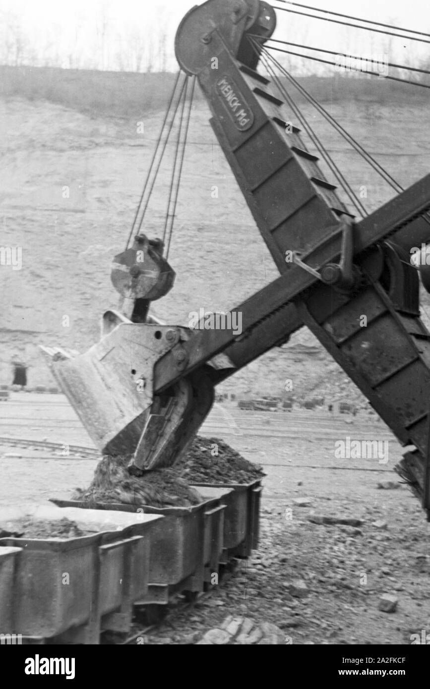 Dispositivo di insaccaggio zum Abbau von Kalksandstein im Steinbruch Rüdersdorf bei Berlin, Deutschland 1930er Jahre. Pala di alimentazione per diging di pietra calcarea in corrispondenza della fossa in Ruedesdorf nei pressi di Berlino, Germania 1930s. Foto Stock