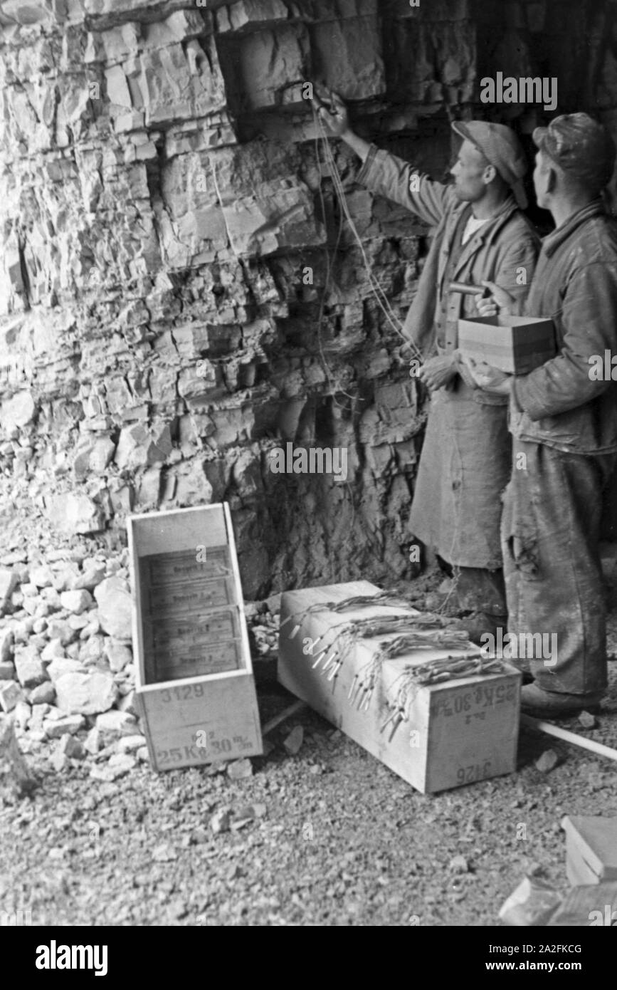Mitarbeiter im Rüdersdorf Kalksandsteinwerk bereiten eine Sprengung vor, Deutschland 1930er Jahre. I membri del personale di un mattone con sabbia/calce azienda preparare una sabbiatura, Germania 1930s. Foto Stock