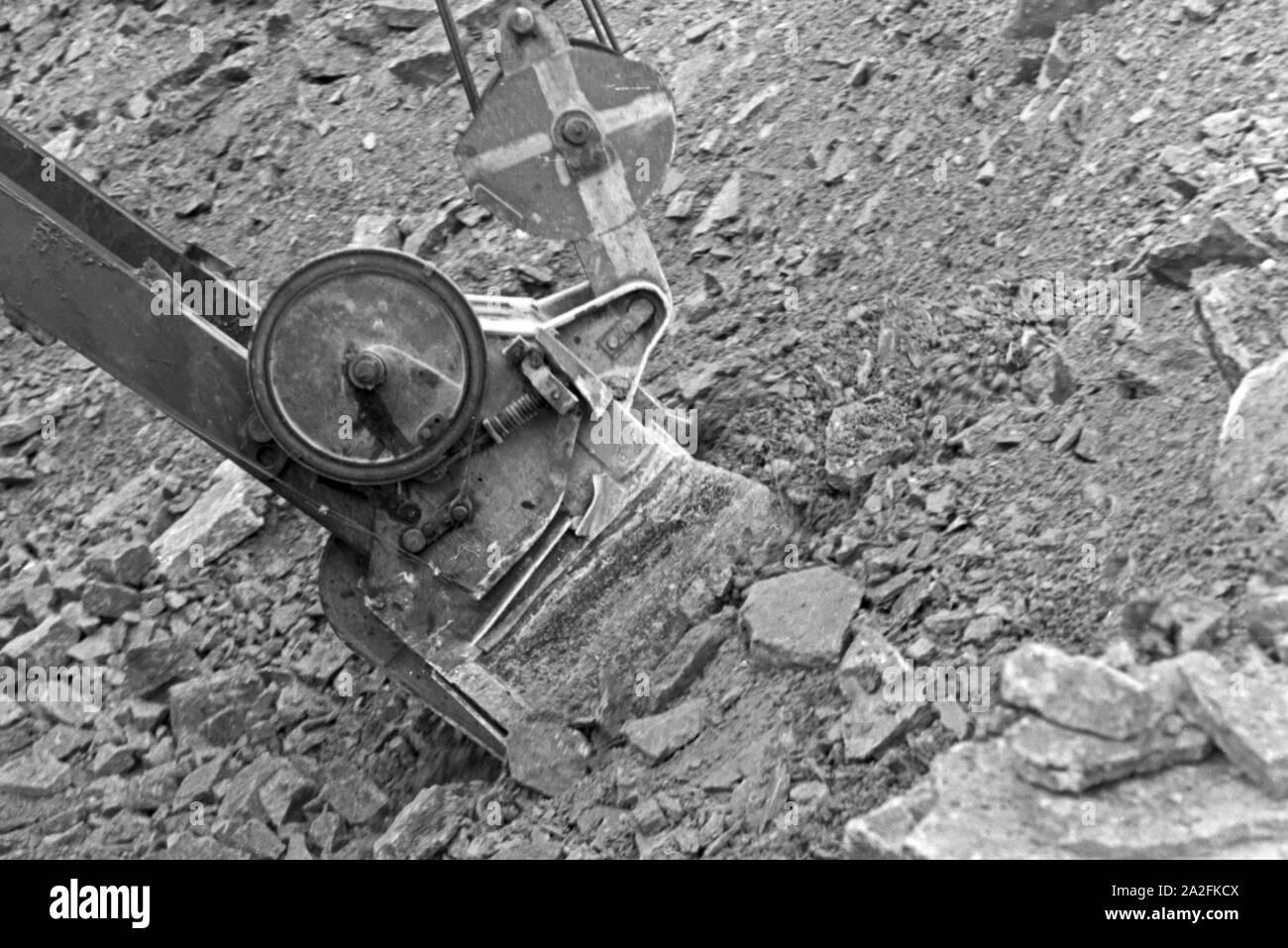 Dispositivo di insaccaggio zum Abbau von Kalksandstein im Steinbruch Rüdersdorf bei Berlin, Deutschland 1930er Jahre. Pala di alimentazione per diging di pietra calcarea in corrispondenza della fossa in Ruedesdorf nei pressi di Berlino, Germania 1930s. Foto Stock