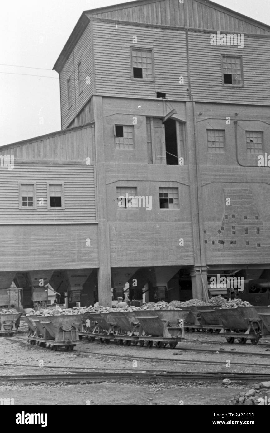 Blick auf die Lorenwagen des Kalksandsteinbruches in Rüdersdorf bei Berlin, Deutschland 1930er Jahre. Per gli autocarri della pietra calcarea pit a Ruedersdorf nei pressi di Berlino, Germania 1930s. Foto Stock