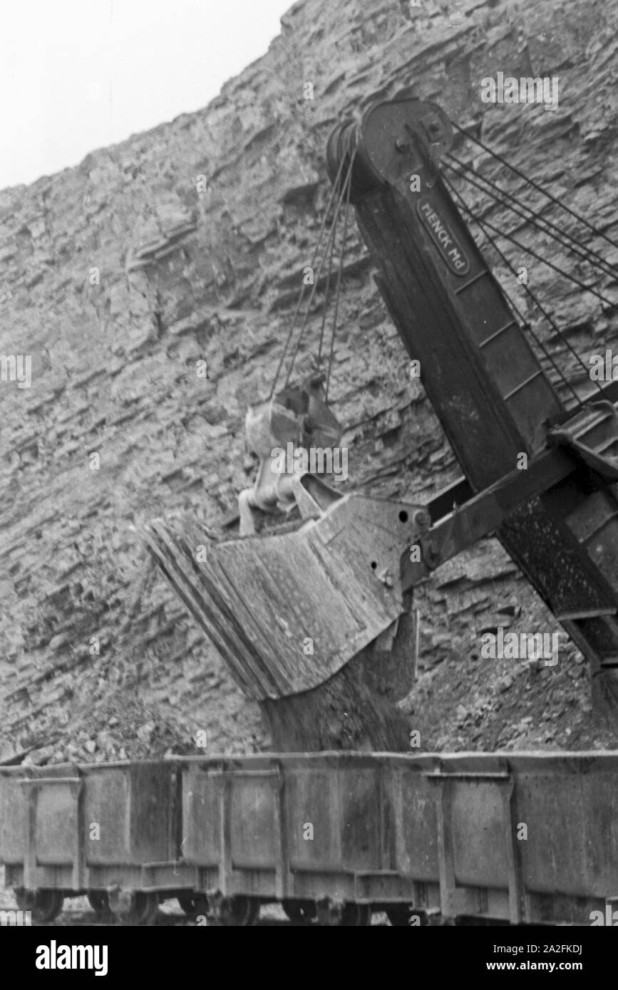 Dispositivo di insaccaggio zum Abbau von Kalksandstein im Steinbruch Rüdersdorf bei Berlin, Deutschland 1930er Jahre. Pala di alimentazione per diging di pietra calcarea in corrispondenza della fossa in Ruedesdorf nei pressi di Berlino, Germania 1930s. Foto Stock