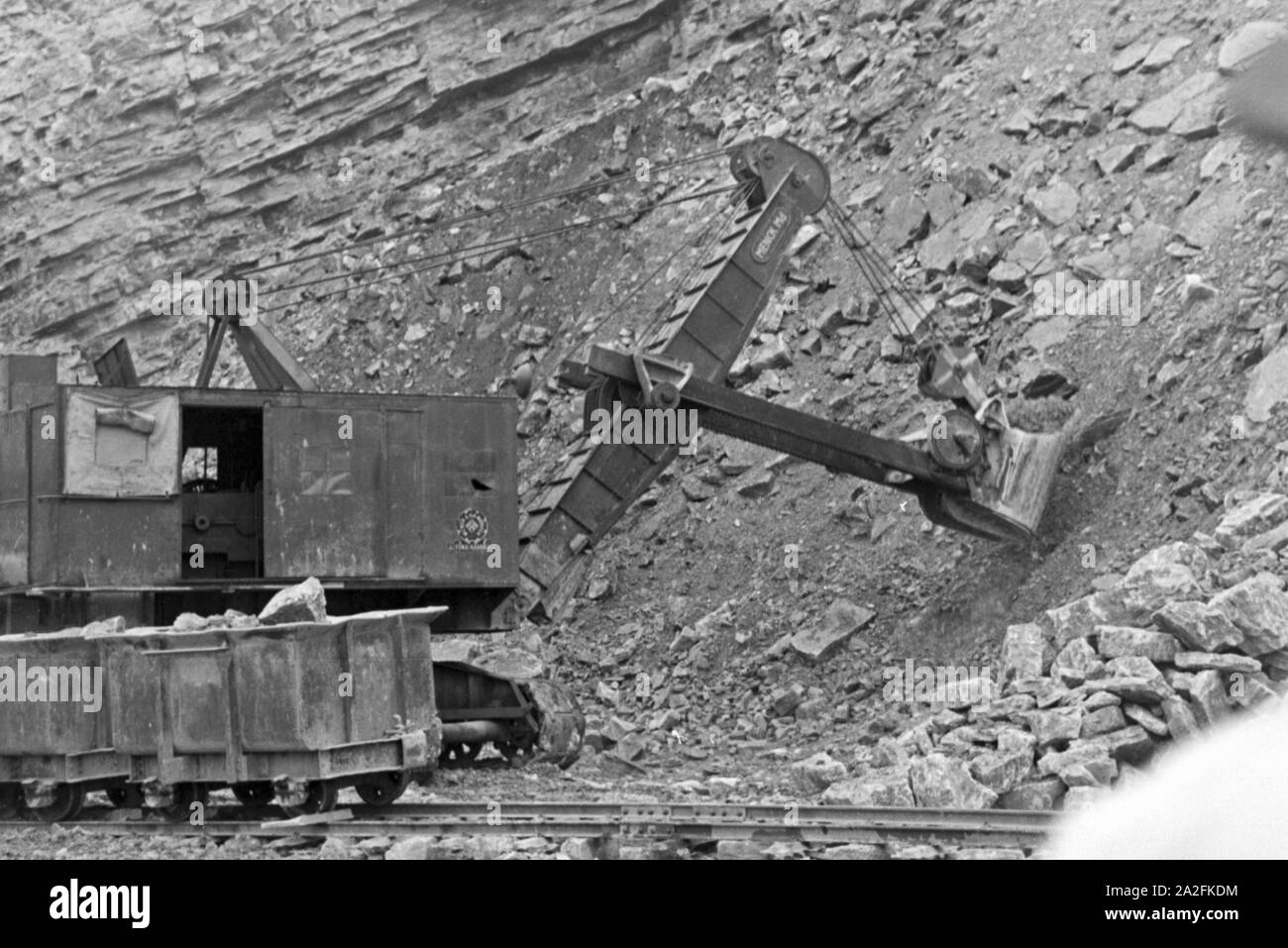 Dispositivo di insaccaggio zum Abbau von Kalksandstein im Steinbruch Rüdersdorf bei Berlin, Deutschland 1930er Jahre. Pala di alimentazione per diging di pietra calcarea in corrispondenza della fossa in Ruedesdorf nei pressi di Berlino, Germania 1930s. Foto Stock