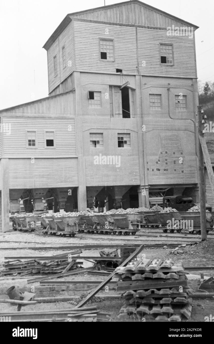 Blick auf die Lorenwagen des Kalksandsteinbruches in Rüdersdorf bei Berlin, Deutschland 1930er Jahre. Per gli autocarri della pietra calcarea pit a Ruedersdorf nei pressi di Berlino, Germania 1930s. Foto Stock