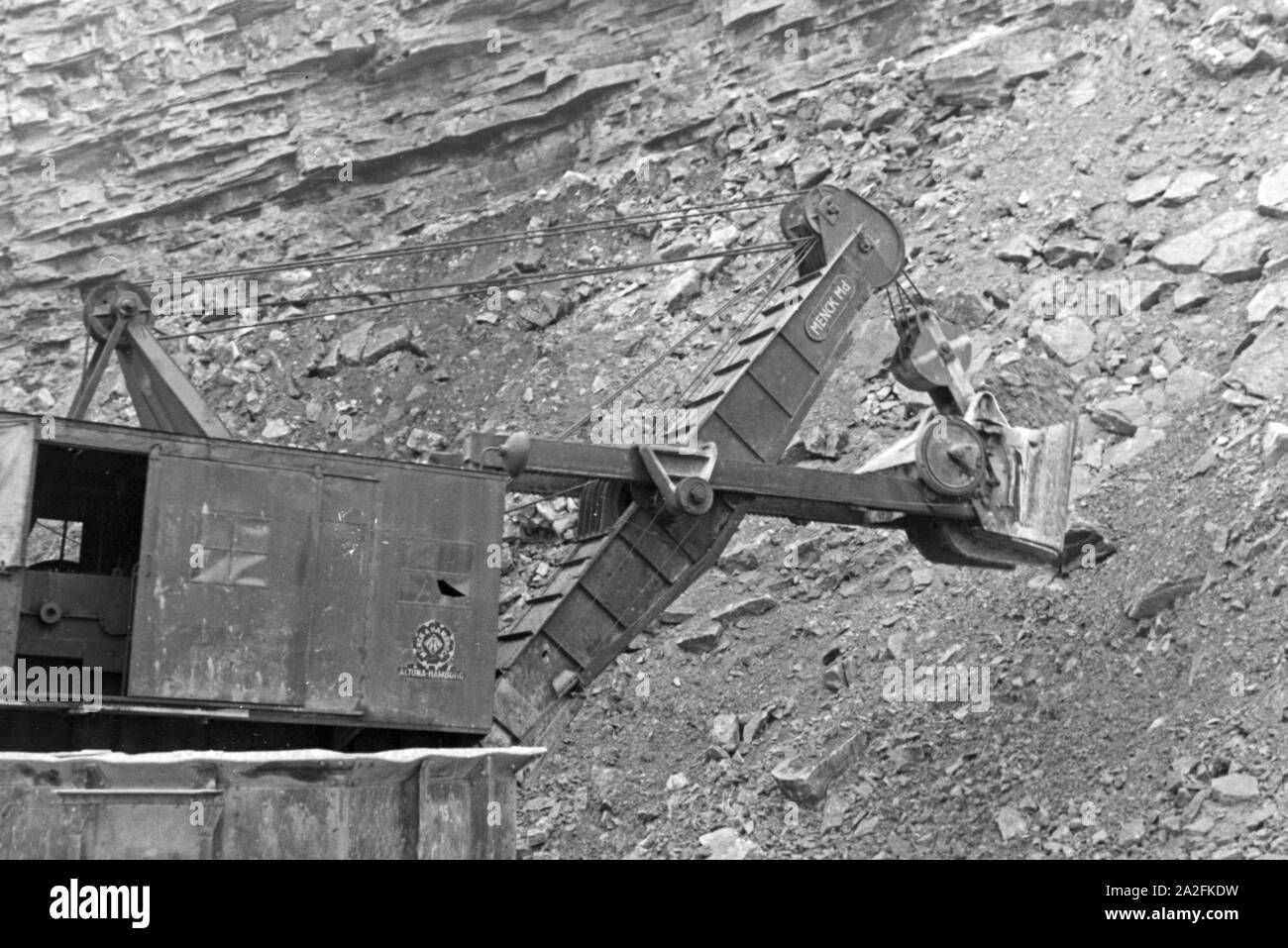 Dispositivo di insaccaggio zum Abbau von Kalksandstein im Steinbruch Rüdersdorf bei Berlin, Deutschland 1930er Jahre. Pala di alimentazione per diging di pietra calcarea in corrispondenza della fossa in Ruedesdorf nei pressi di Berlino, Germania 1930s. Foto Stock