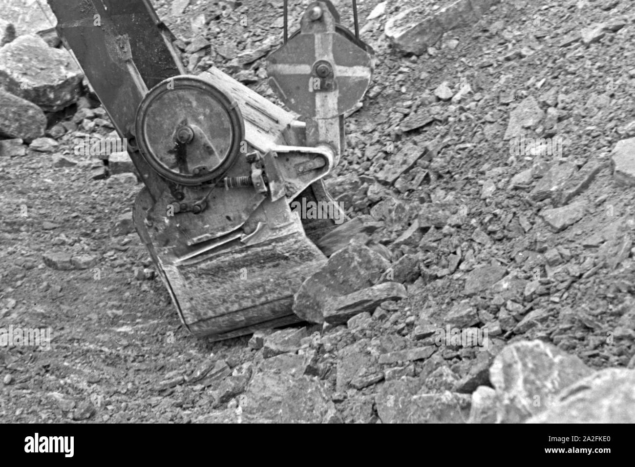 Dispositivo di insaccaggio zum Abbau von Kalksandstein im Steinbruch Rüdersdorf bei Berlin, Deutschland 1930er Jahre. Pala di alimentazione per diging di pietra calcarea in corrispondenza della fossa in Ruedesdorf nei pressi di Berlino, Germania 1930s. Foto Stock