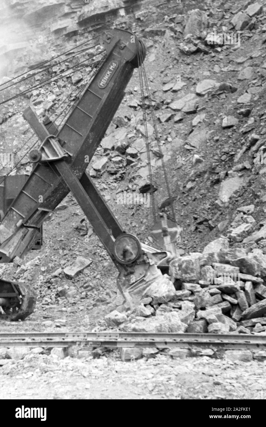 Dispositivo di insaccaggio zum Abbau von Kalksandstein im Steinbruch Rüdersdorf bei Berlin, Deutschland 1930er Jahre. Pala di alimentazione per diging di pietra calcarea in corrispondenza della fossa in Ruedesdorf nei pressi di Berlino, Germania 1930s. Foto Stock