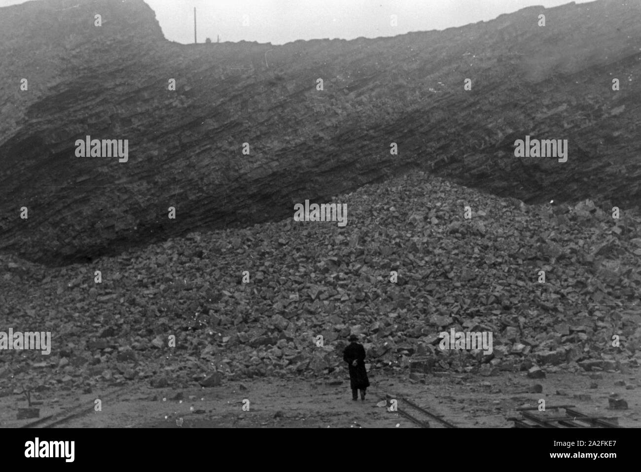 Kalksandsteinwerk Rüdersdorf nach einer Sprengung vor, Deutschland 1930er Jahre. Un Mattone con sabbia/calce società dopo una sabbiatura, Germania 1930s. Foto Stock