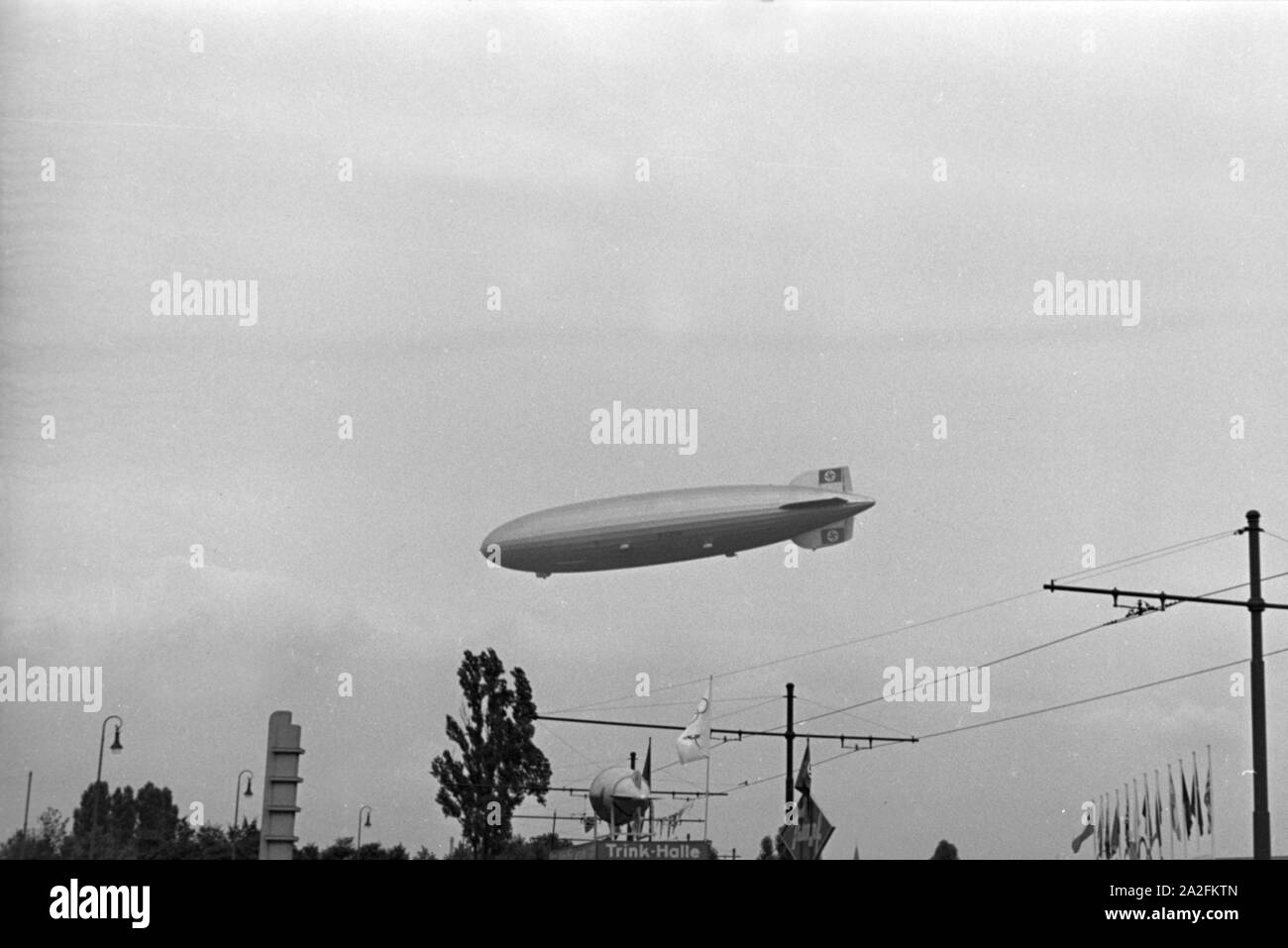 Zeppelin Hindenburg LZ 129 bei der Olympiafahrt über Berlin, Deutschland 1930er Jahre. Zeppeilin Hindenburg LZ 129 in corrispondenza della sua corsa olimpica su Berlino, Germania 1930s. Foto Stock