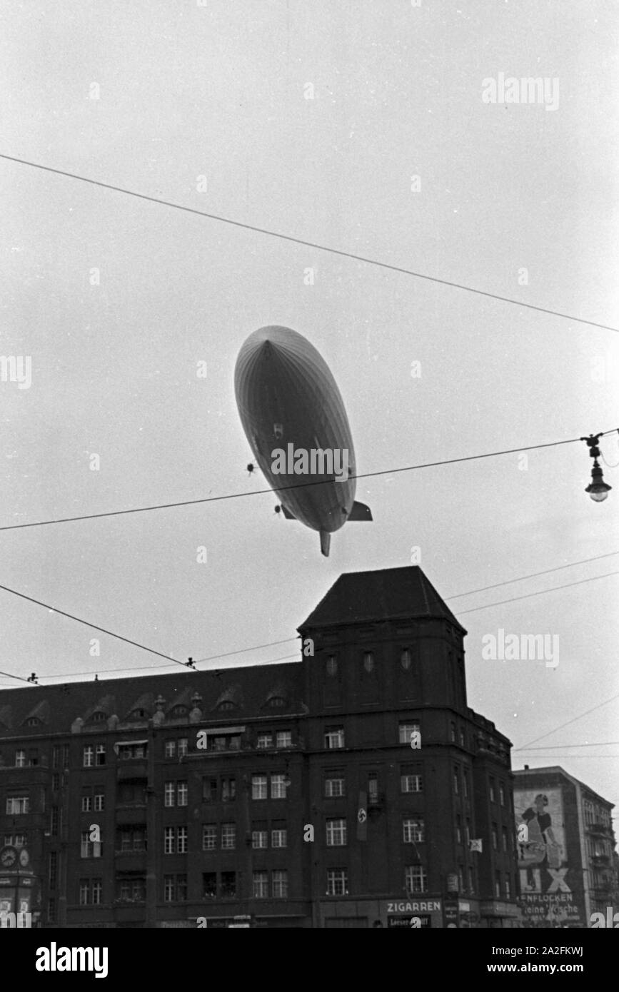 Zeppelin Hindenburg LZ 129 bei der Olympiafahrt über Berlin, Deutschland 1930er Jahre. Zeppeilin Hindenburg LZ 129 in corrispondenza della sua corsa olimpica su Berlino, Germania 1930s. Foto Stock