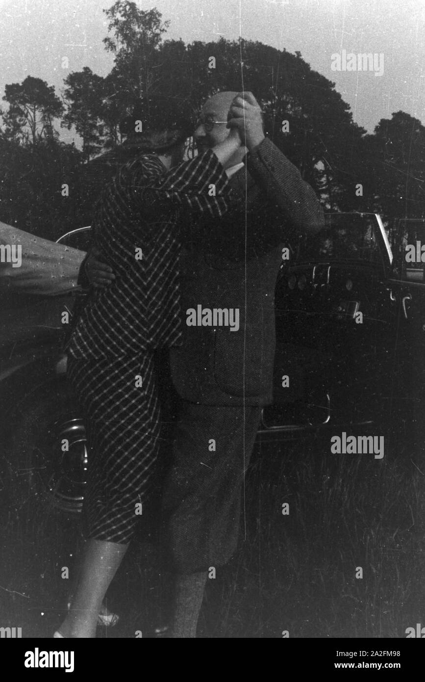Eine Familie fährt in den Urlaub, Deutsches Reich 1930er Jahre. Una famiglia che va in vacanza, Germania 1930s. Foto Stock