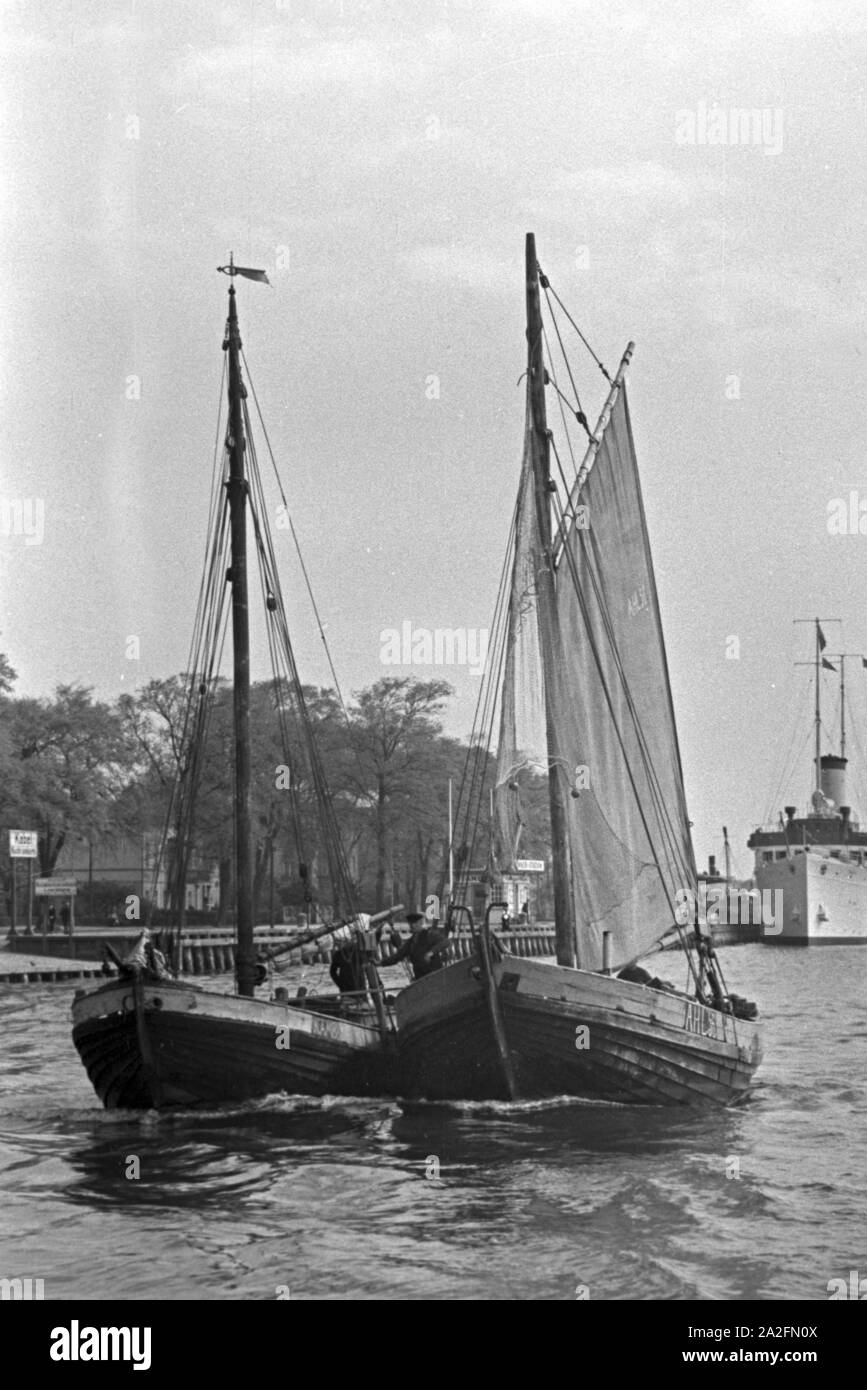 Zwei Fischerboote fahren aus dem Hafen, Deutschland 1930er Jahre. Due barche da pesca che lascia il porto, Germania 1930s. Foto Stock