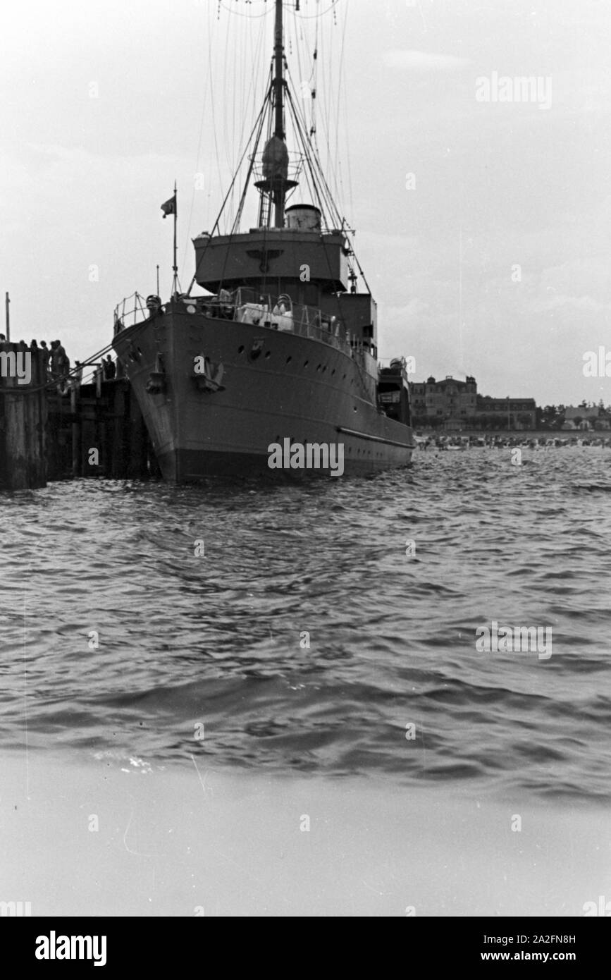 Schiff der Deutschen Kriegsmarine im Hafen Usedom, Deutschland 1930er Jahre. Nave della marina militare tedesca a Usedom Harbour, Germania 1930s. Foto Stock