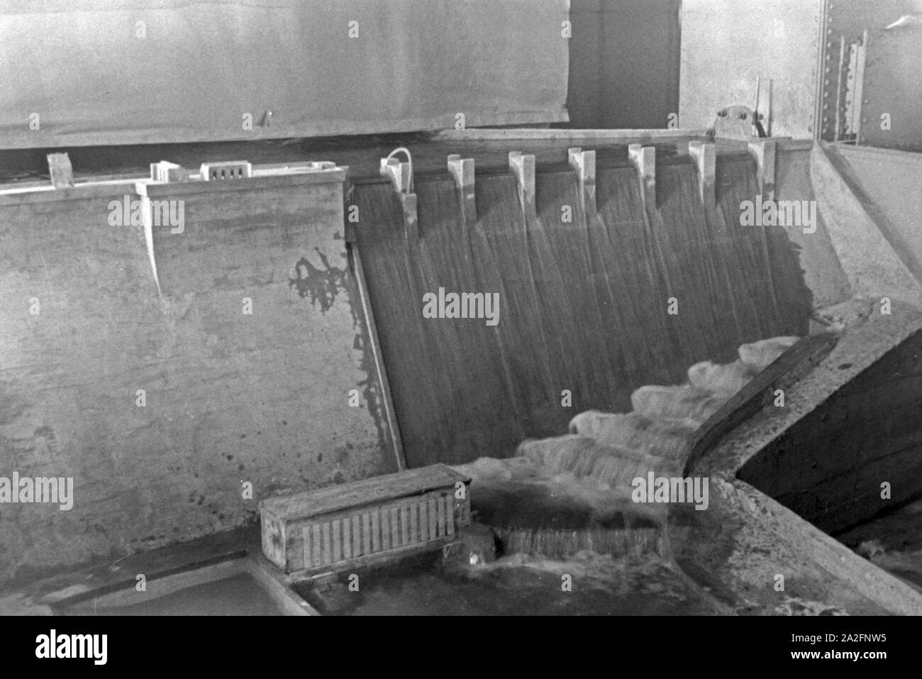 Im Flußbau Laboratorium di Karlsruhe, Deutschland 1930er Jahre. Presso il fiume laboratorio di ingegneria a Karlsruhe, Germania 1930s. Foto Stock