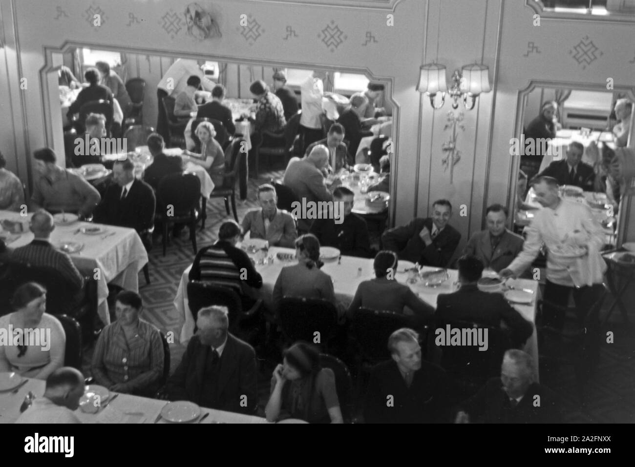 Im Speisesaal auf Nordlandfahrt nach Norwegen mit dem KdF Schiff " Wilhelm Gustloff', Deutschland 1930er Jahre. Presso la sala da pranzo di Kdf nave ''Wilhelm Gustloff' in un viaggio in Norvegia, 1930s. Foto Stock