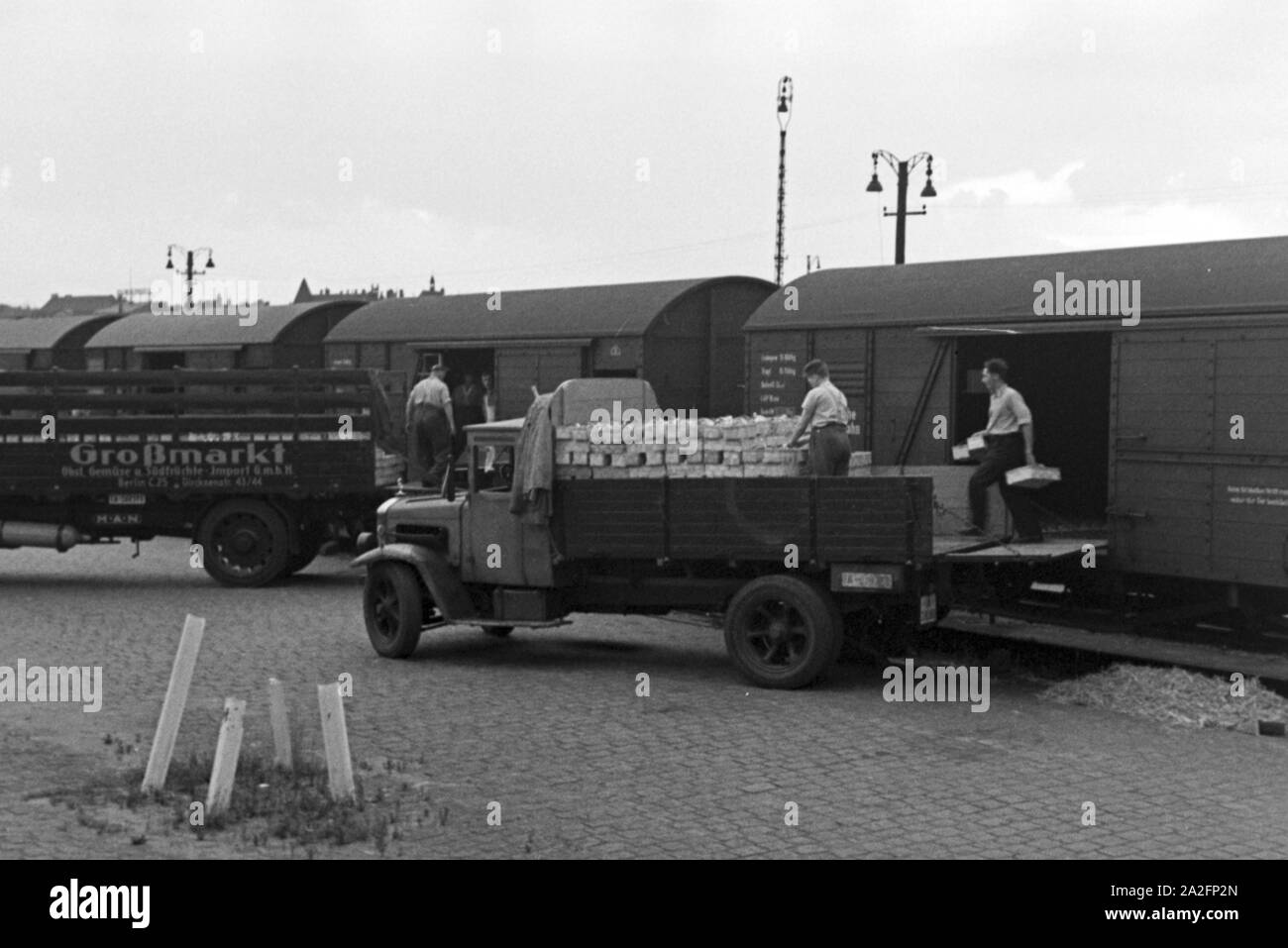 Abholung der Erdbeerernte durch den Fruchthandel a Berlino, Deutschland 1930er Jahre. Le fragole sono presi dal venditore vegetali presso la stazione di Berlin, Germania 1930s. Foto Stock