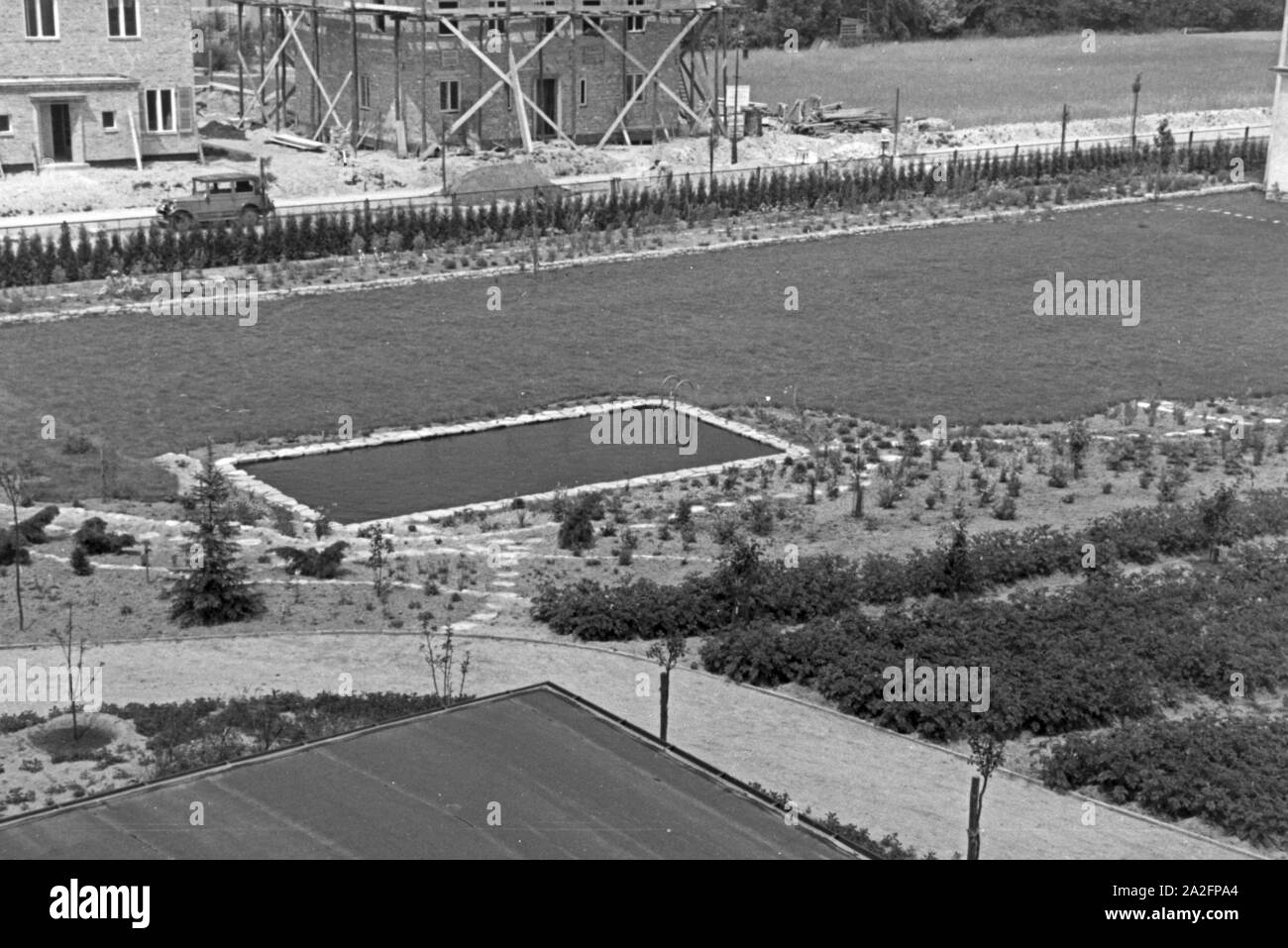 Swimmingpool am privaten Wohnhaus von Professor Peter Debye, Leiter des Kaiser Wilhelm Instituts für Physik a Berlino Dahlem, Deutschland 1930er Jahre. Swimmining piscina presso il giardino della casa privata del Professor Peter Debye, testa del Kaiser Wilhelm Istituto per la fisica a Berlino Dahlem, Germania 1930s. Foto Stock