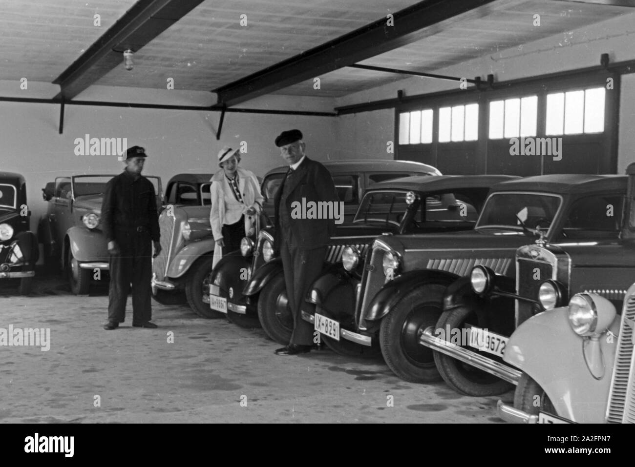 Eine Frau gibt ihren Audi in einer der Garagen am Meer in Norddeich ab, Deutschland 1930er Jahre. Una donna portando la sua Audi auto in uno dei garage di Norddeich, Germania 1930s. Foto Stock