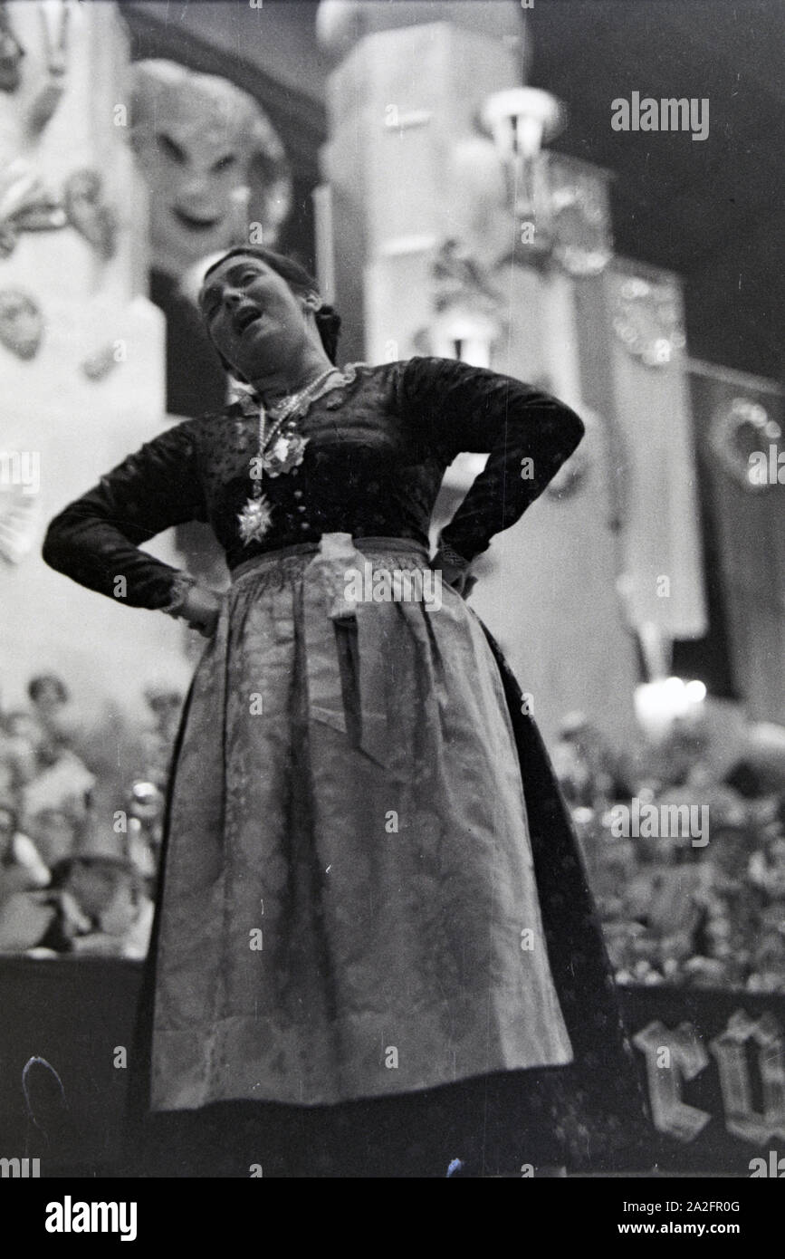 Büttenrednerin auf einer Karnevalssitzung, Deutsches Reich 1937. Il carnevale oratore ad una sessione di carnevale, Germania 1937. Foto Stock