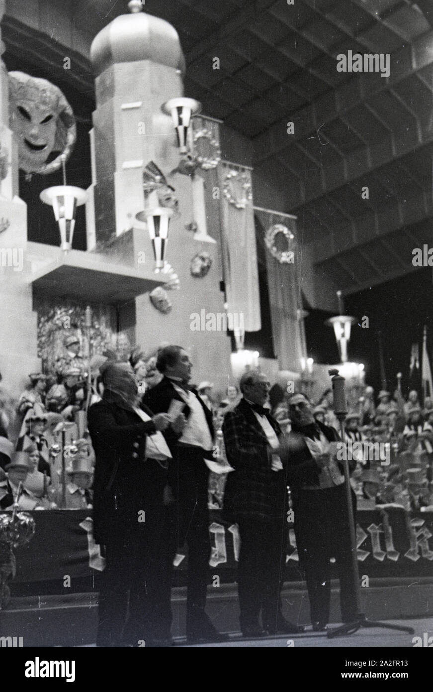 Büttenredner auf einer Karnevalssitzung, Deutsches Reich 1937. Il carnevale oratori a una sessione di carnevale, Germania 1937. Foto Stock