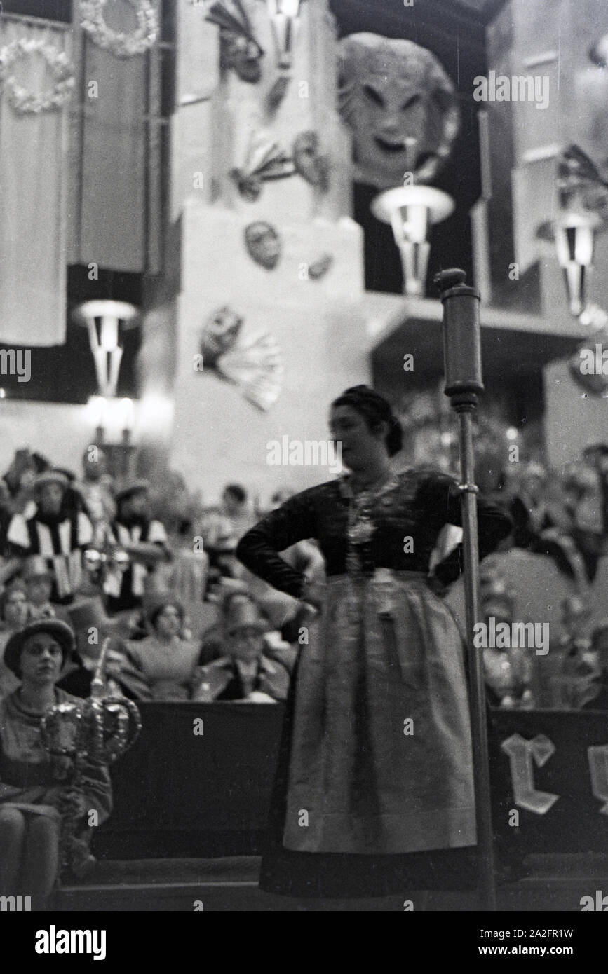 Besucher einer Karnevalsfeier, Deutsches Reich 1937. Gli ospiti di una festa di carnevale, Germania 1937. Foto Stock