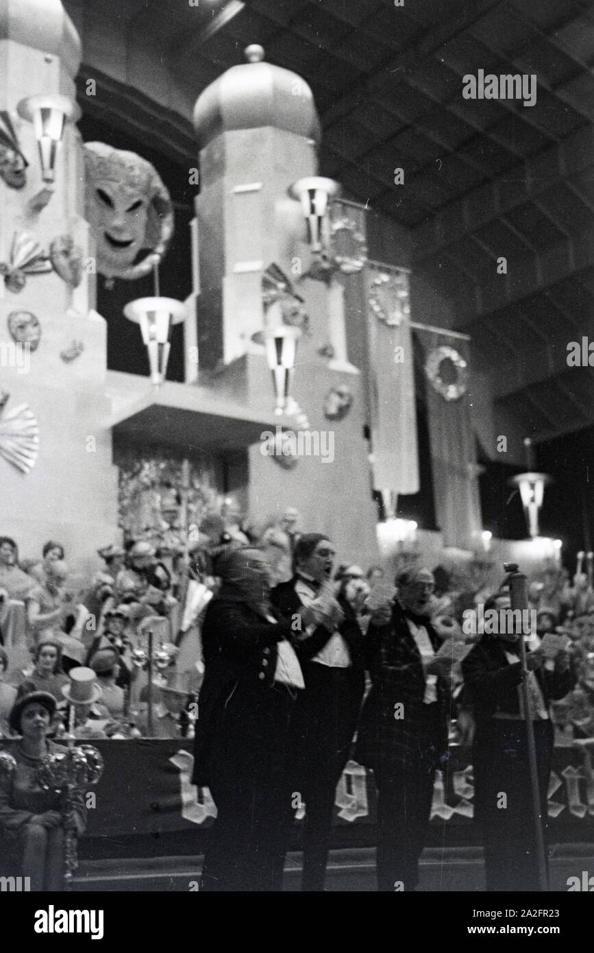 Büttenredner auf einer Karnevalssitzung, Deutsches Reich 1937. Il carnevale oratori a una sessione di carnevale, Germania 1937. Foto Stock