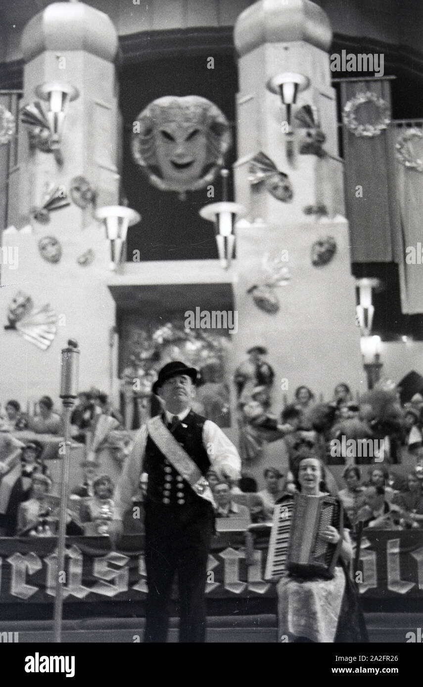 Büttenredner auf einer Karnevalssitzung, Deutsches Reich 1937. Il carnevale oratore ad una sessione di carnevale, Germania 1937. Foto Stock