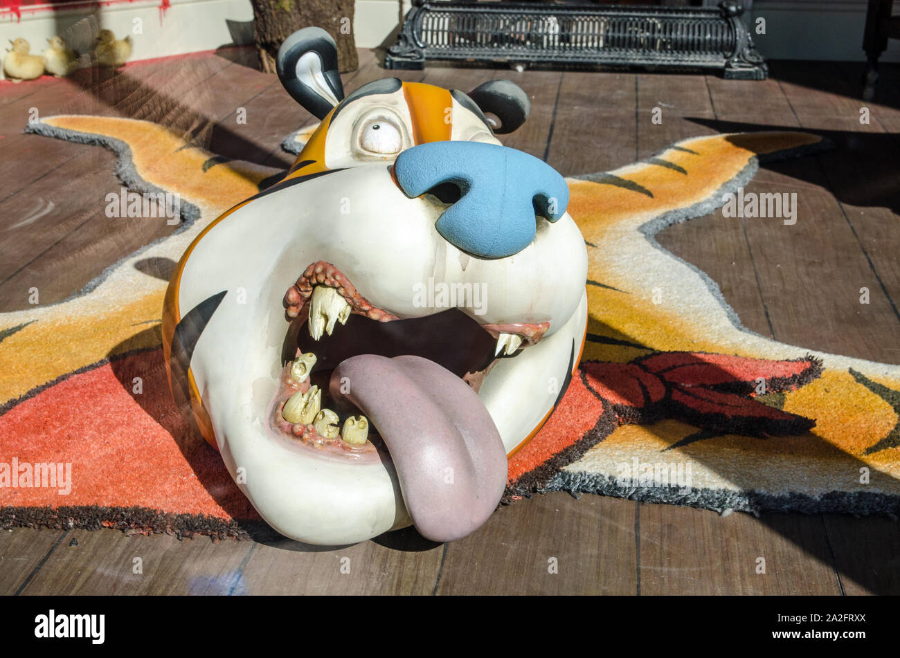 Un tappeto realizzato dal diabete cavalcato cadavere di Tony The Tiger, il personaggio dei fumetti utilizzati per pubblicizzare rivestite di zucchero cornflakes. Un lavoro di Banksy su pub Foto Stock