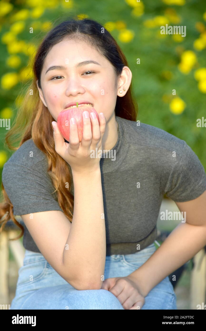 Un attraente mangiare femmina Foto Stock
