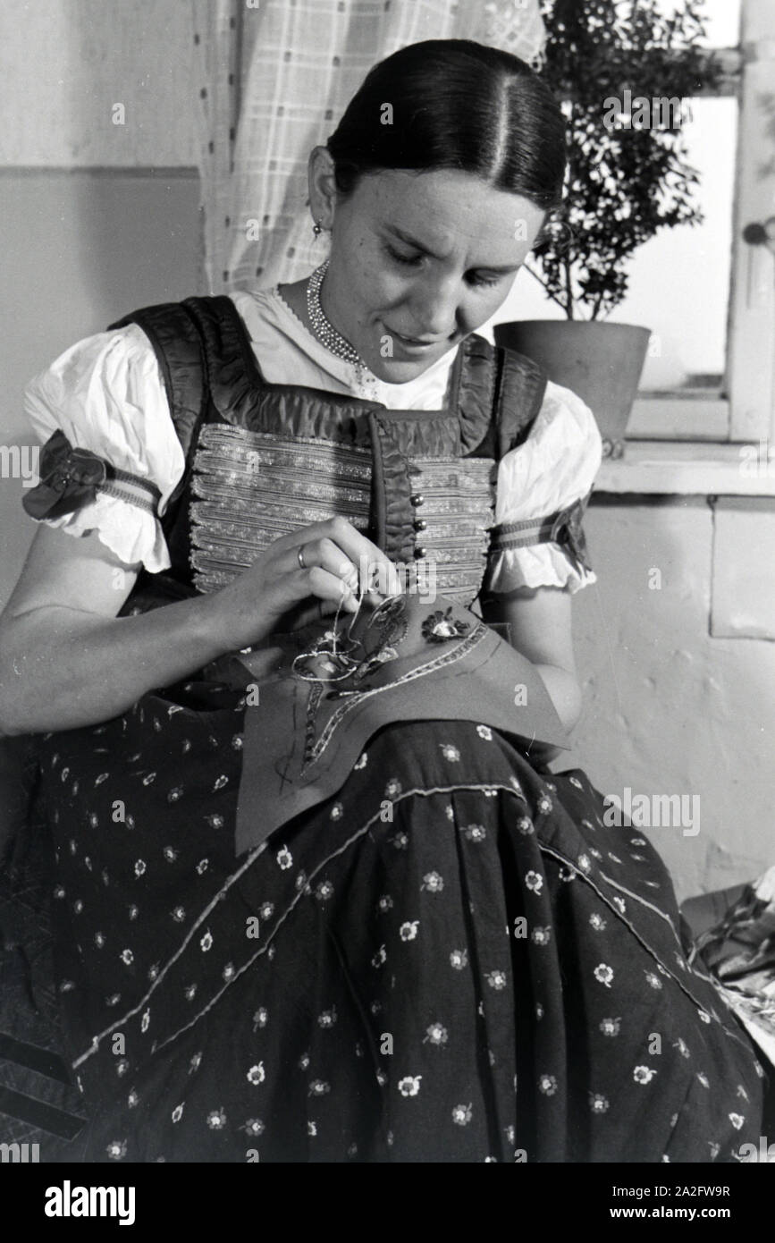 Schlesische Stickerin bei der Arbeit, Schönwald in Oberschlesien, Deutsches Reich 1930er Jahre. Slesia ricamatore lavora, Schönwald in Alta Slesia, Germania 1930s. Foto Stock