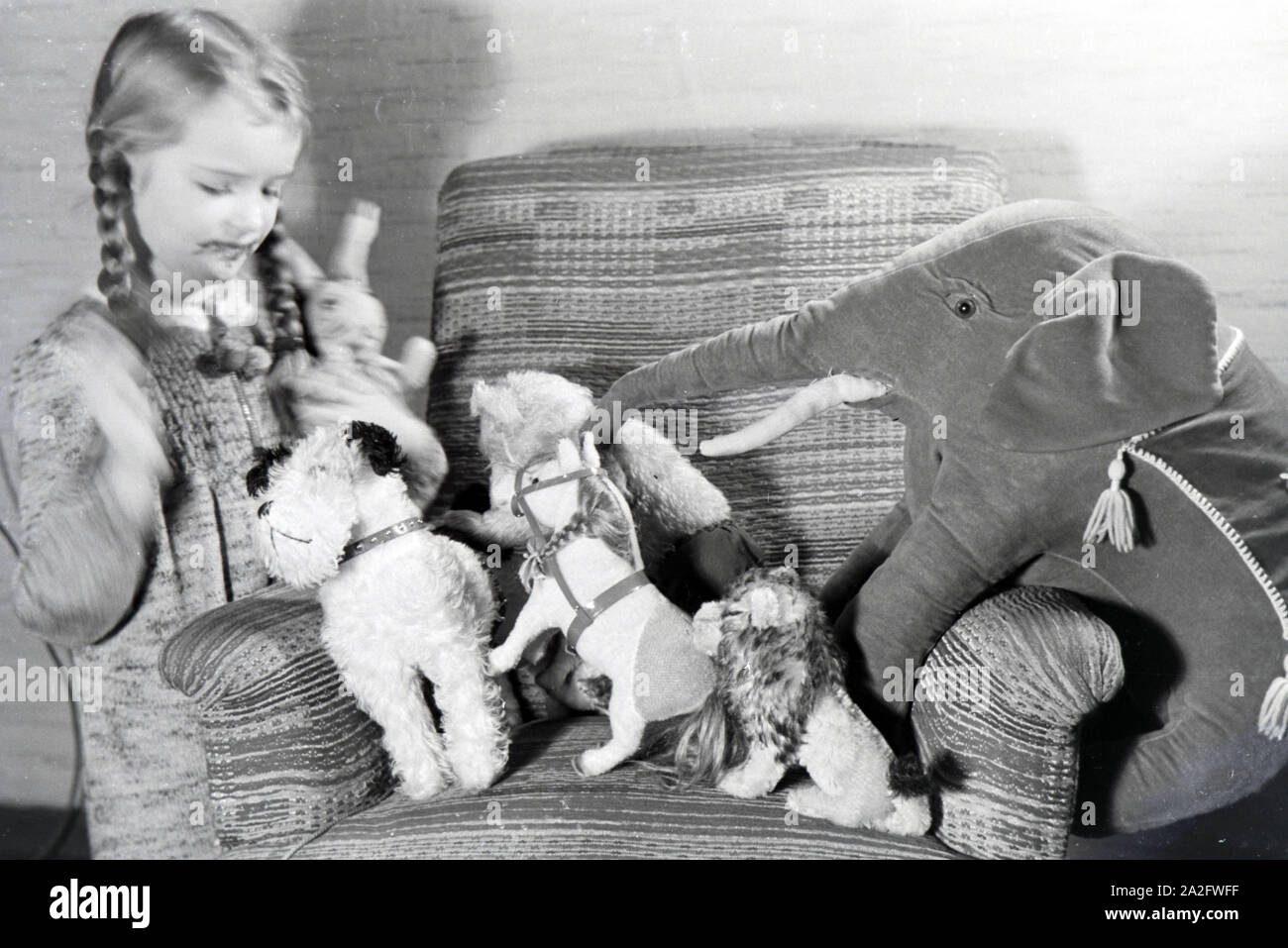 Ein Mädchen isst Liegnitzer Bomben, Deutsches Reich 1930er Jahre. Una ragazza di mangiare Liegnitzer Bomben, Germania 1930s. Foto Stock