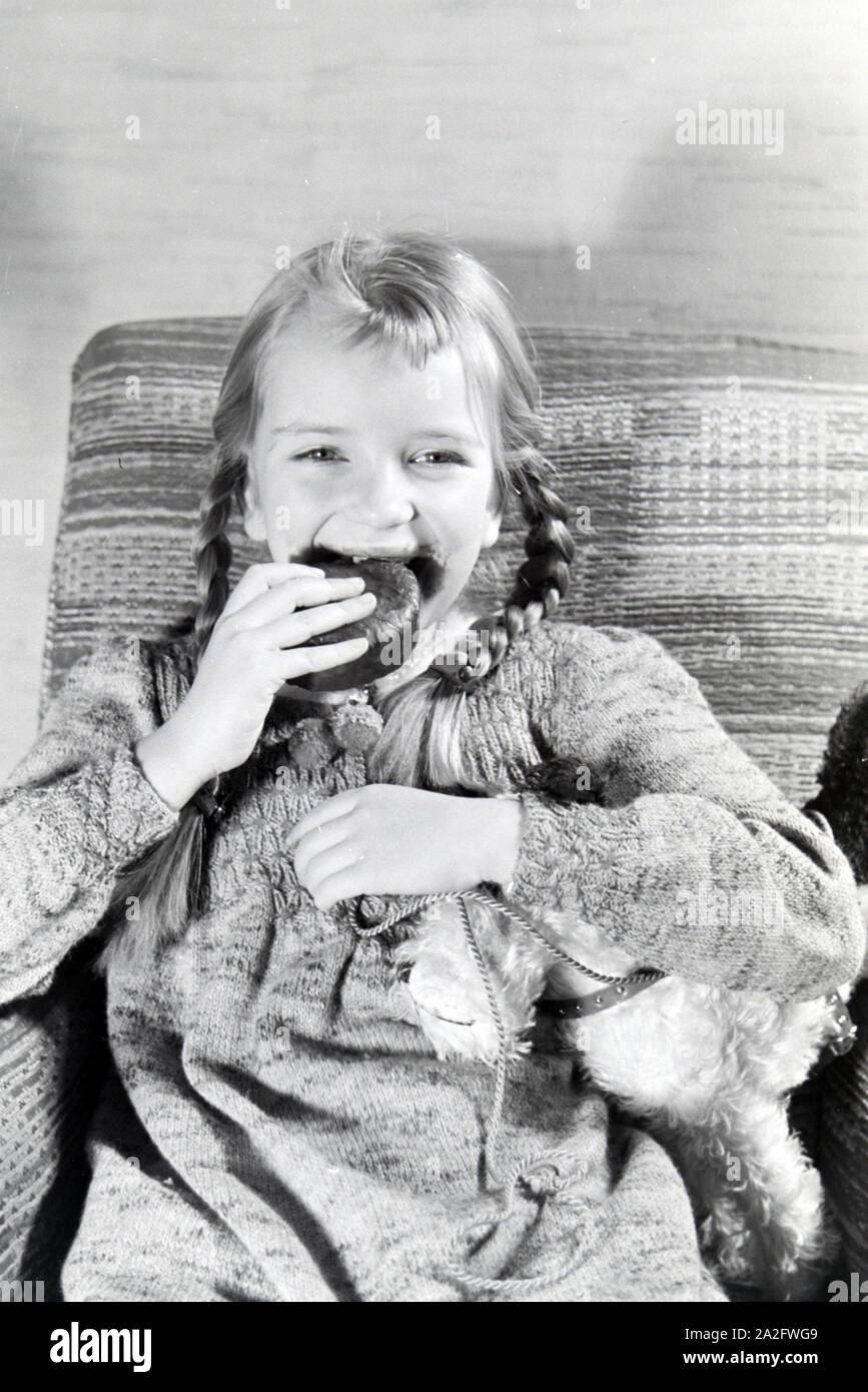 Ein Mädchen isst Liegnitzer Bomben, Deutsches Reich 1930er Jahre. Una ragazza di mangiare Liegnitzer Bomben, Germania 1930s. Foto Stock