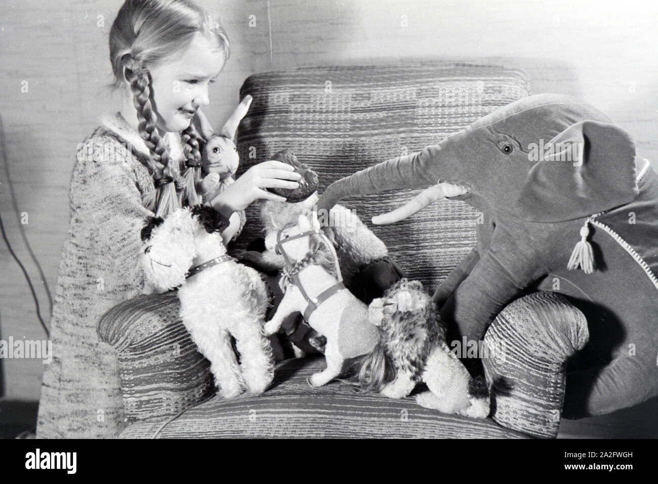 Ein Mädchen isst Liegnitzer Bomben, Deutsches Reich 1930er Jahre. Una ragazza di mangiare Liegnitzer Bomben, Germania 1930s. Foto Stock