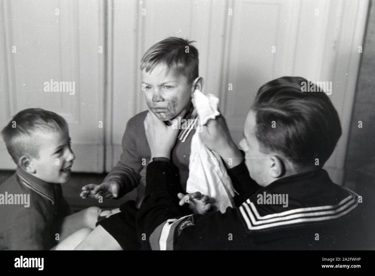 Mitglieder einer kinderreichen Familie helfen sich gegenseitig, Deutsches Reich 1930er Jahre. I membri di una famiglia estesa si aiutano a vicenda, Germania 1930s. Foto Stock