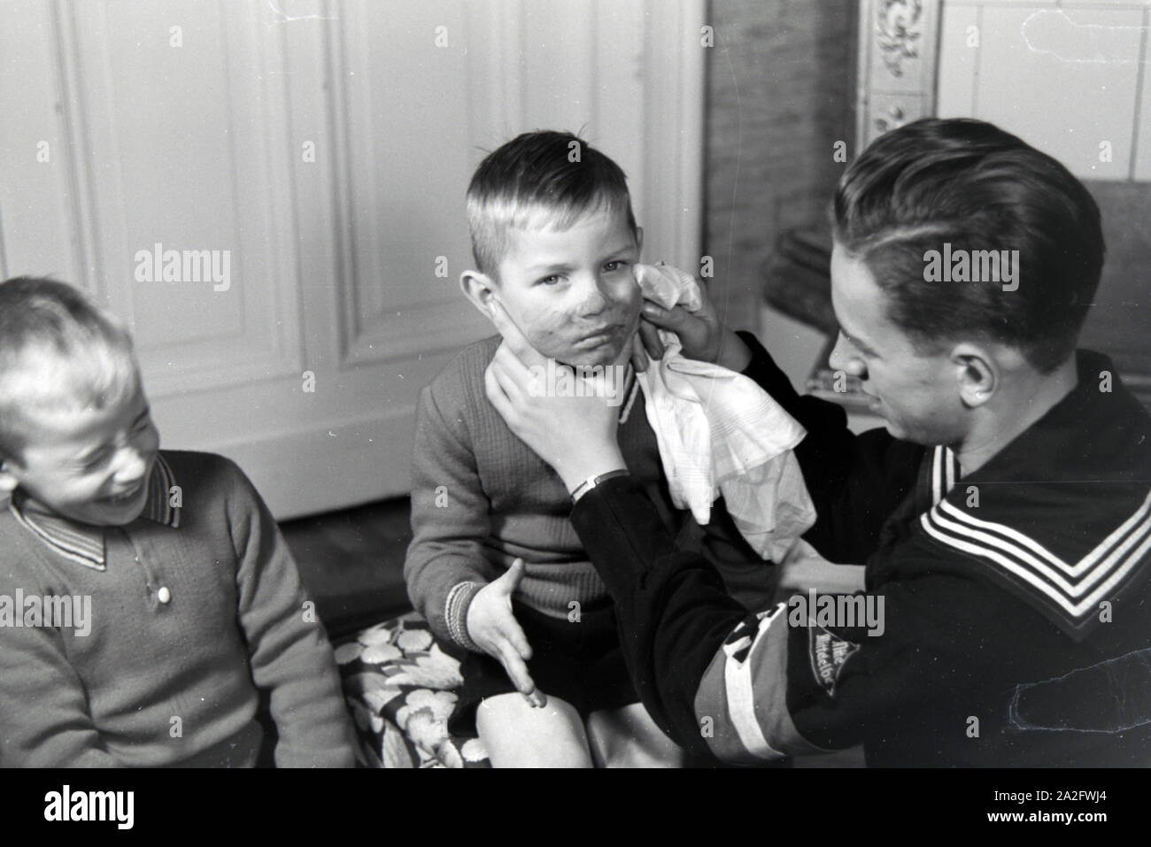 Mitglieder einer kinderreichen Familie helfen sich gegenseitig, Deutsches Reich 1930er Jahre. I membri di una famiglia estesa si aiutano a vicenda, Germania 1930s. Foto Stock
